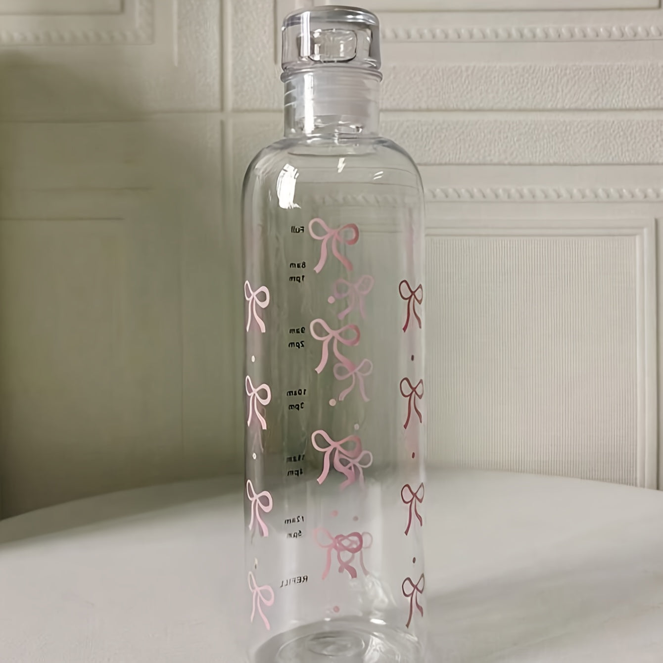 Katta sig'imli plastik suv shishasi, bowknot print bilan, yengil va PVC-siz, velosipedda va ochiq havoda faoliyatlar uchun ajoyib, turli tadbirlar uchun ideal sovg'a.