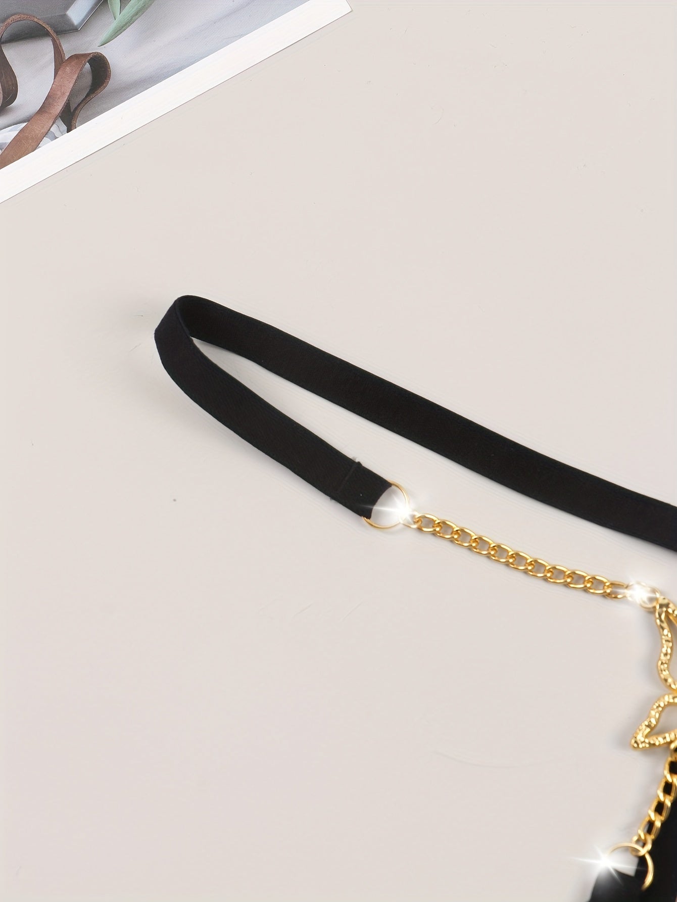 Koʻk rangli jins uslubidagi ichki kiyimlar, sharf bilan va oltin zanjir detallari bilan, naylon elastan, qoʻlda yuvish