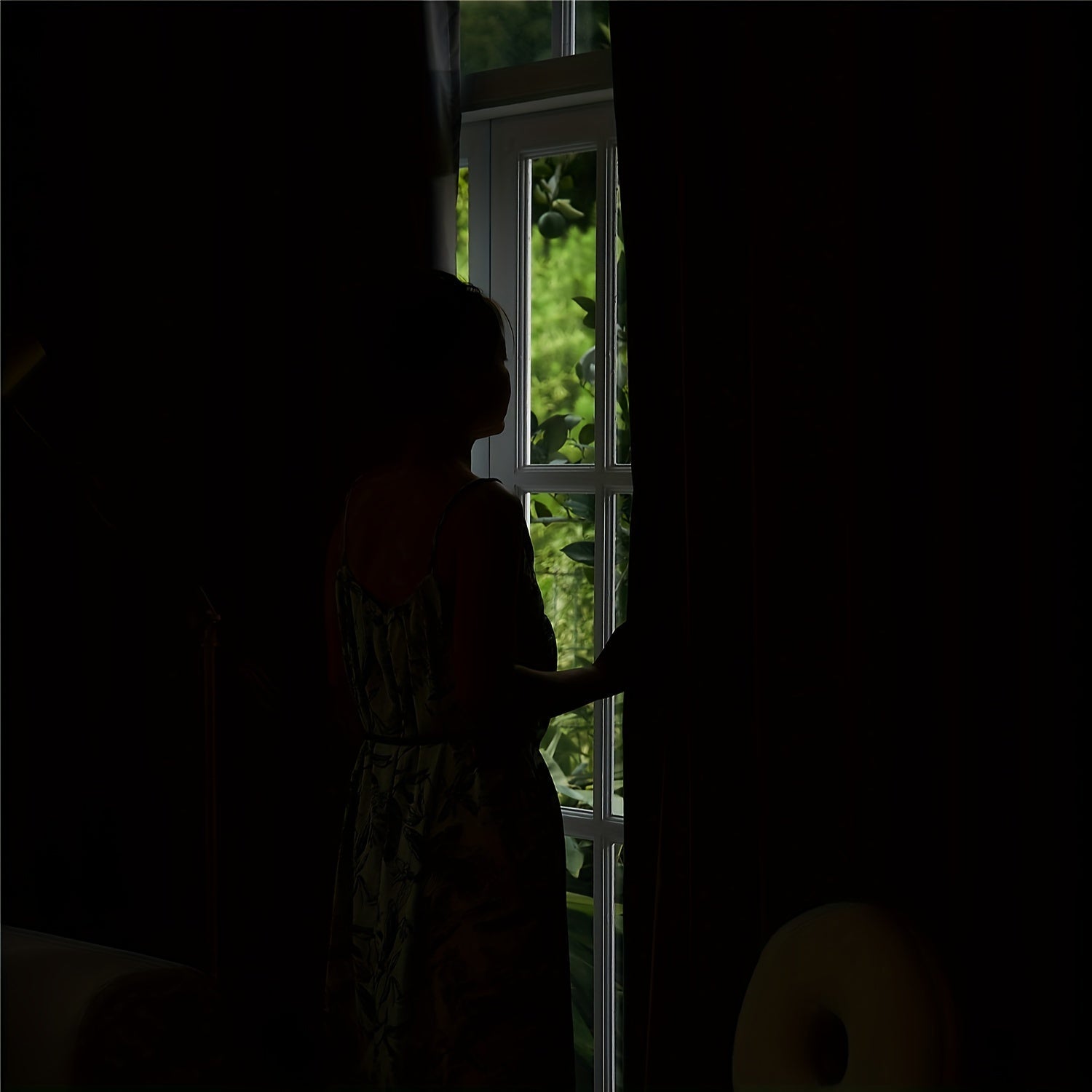 Qorong‘u qopqog‘li pardalar qora yoki oq izolyatsiyalangan, yoritishni to‘sadigan, yotoqxona va mehmonxona uchun