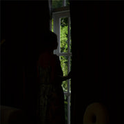 Qorong‘u qopqog‘li pardalar qora yoki oq izolyatsiyalangan, yoritishni to‘sadigan, yotoqxona va mehmonxona uchun