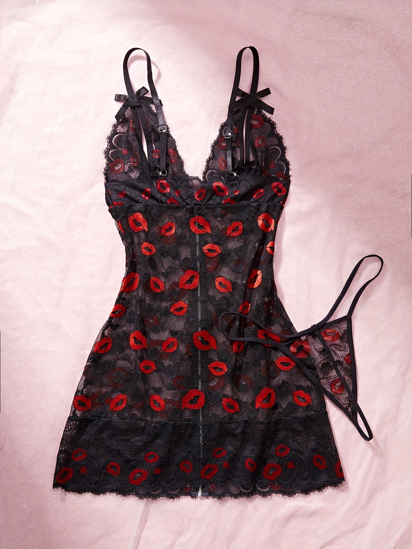 Plus o'lcham ayollar uchun shaffof lab bo'yoqli bosma tikilgan kamisol va kiyingan to'plami