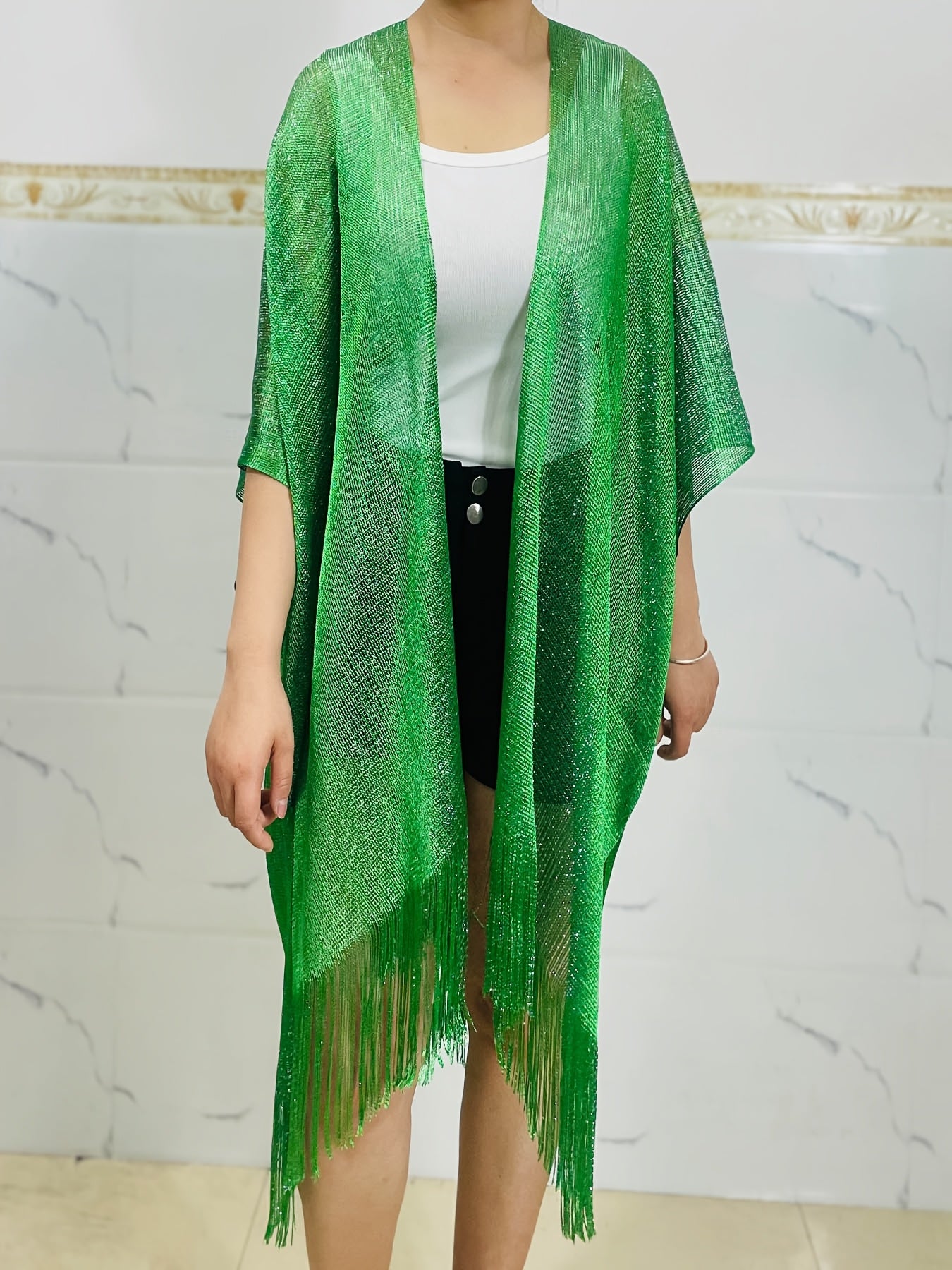 Ayollar uchun kattaroq hajmda shaffof, engil sharf va shalv, tassellar bilan, bahor va yoz uchun