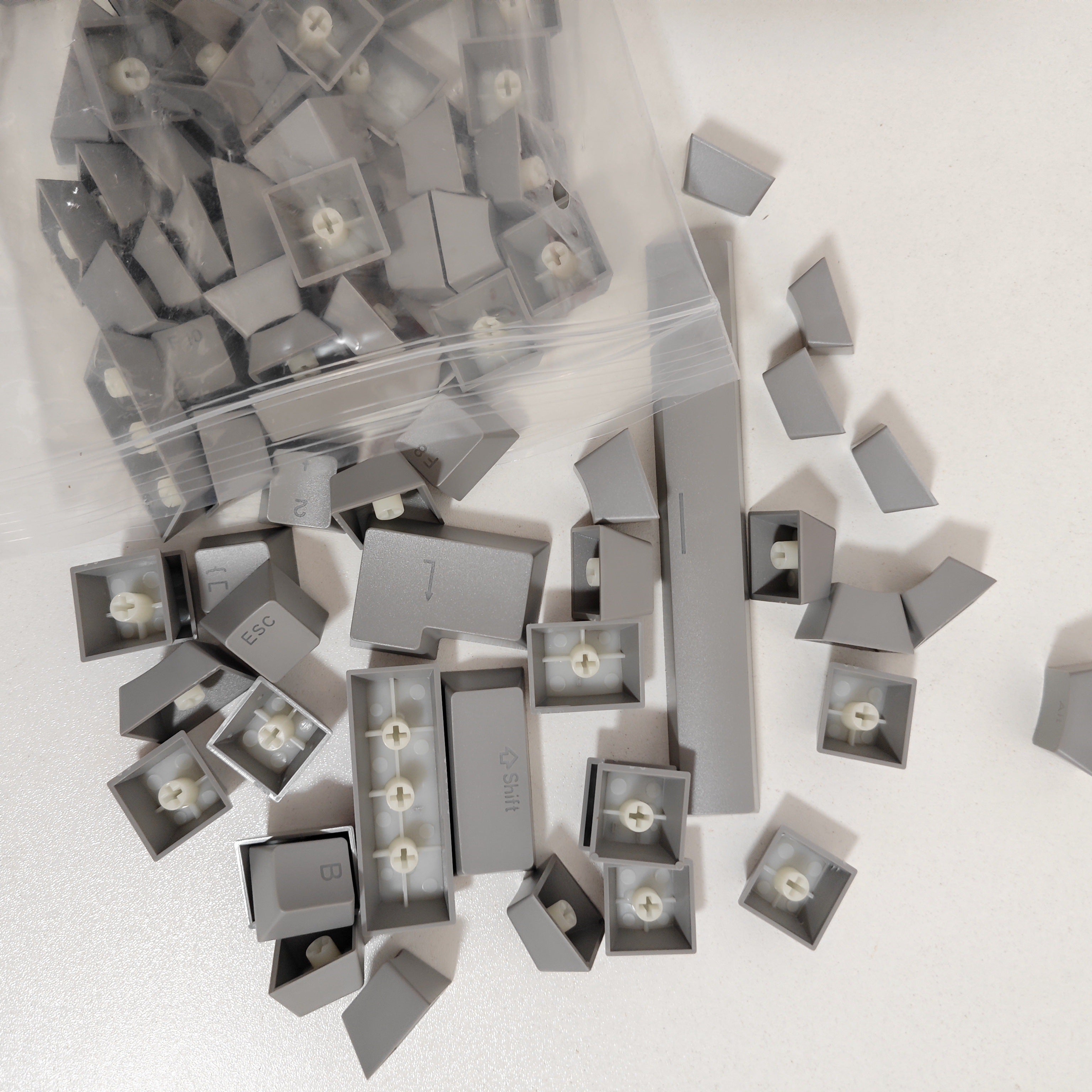 Rang-barang plastik kalitcha o‘rniga qo‘yiladigan, mexanik va o‘yin klaviaturalariga mos keladigan, Rasmga o‘xshash kalitlar bilan mos keladigan