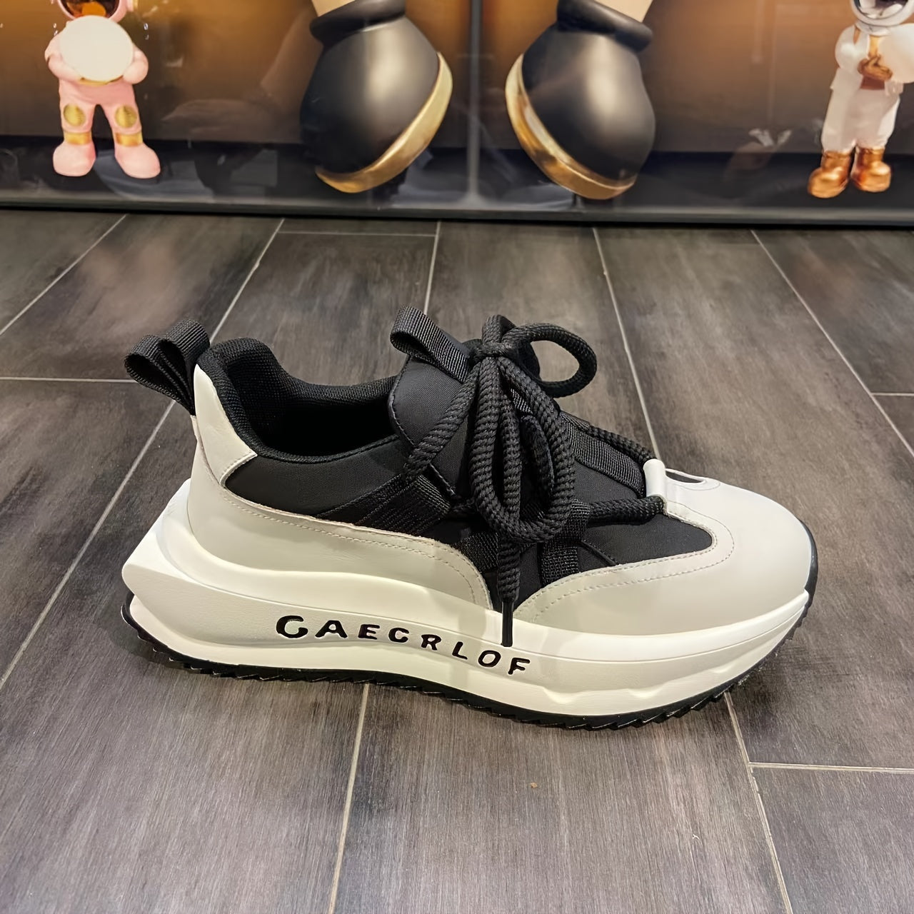 Erkaklar uchun zamonaviy ipli platforma krossovkalari rangli blok dizayni bilan - tasodifiy yurish uchun qulay va nafas oladigan.