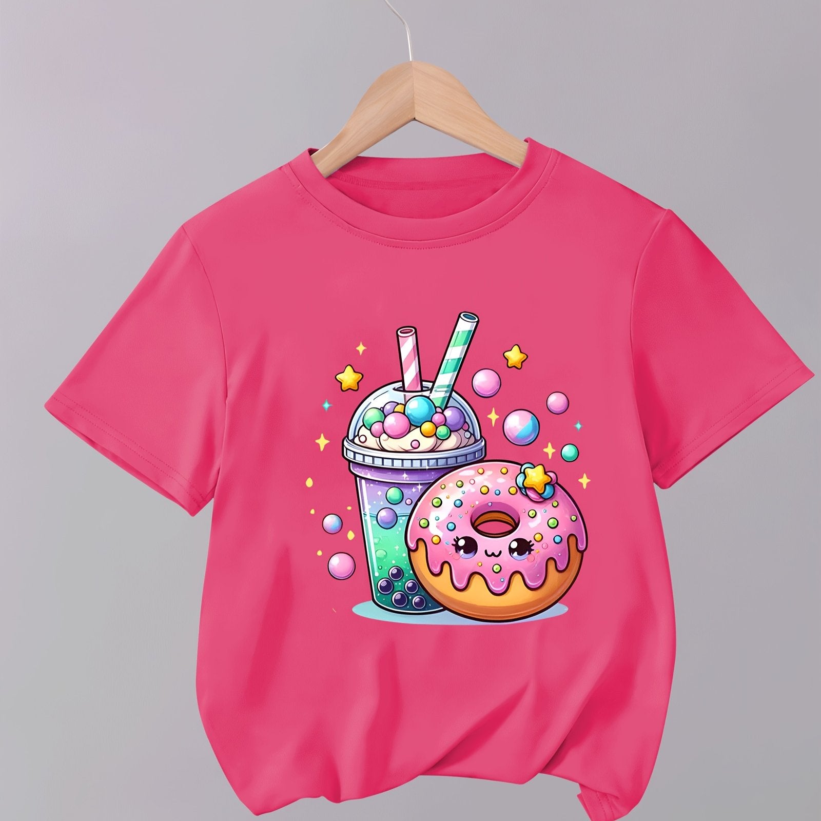 Yozgi kiyim uchun ideal bo'lgan, sut choyi donut yulduz naqshiga ega oq qisqa yengli bluzka.