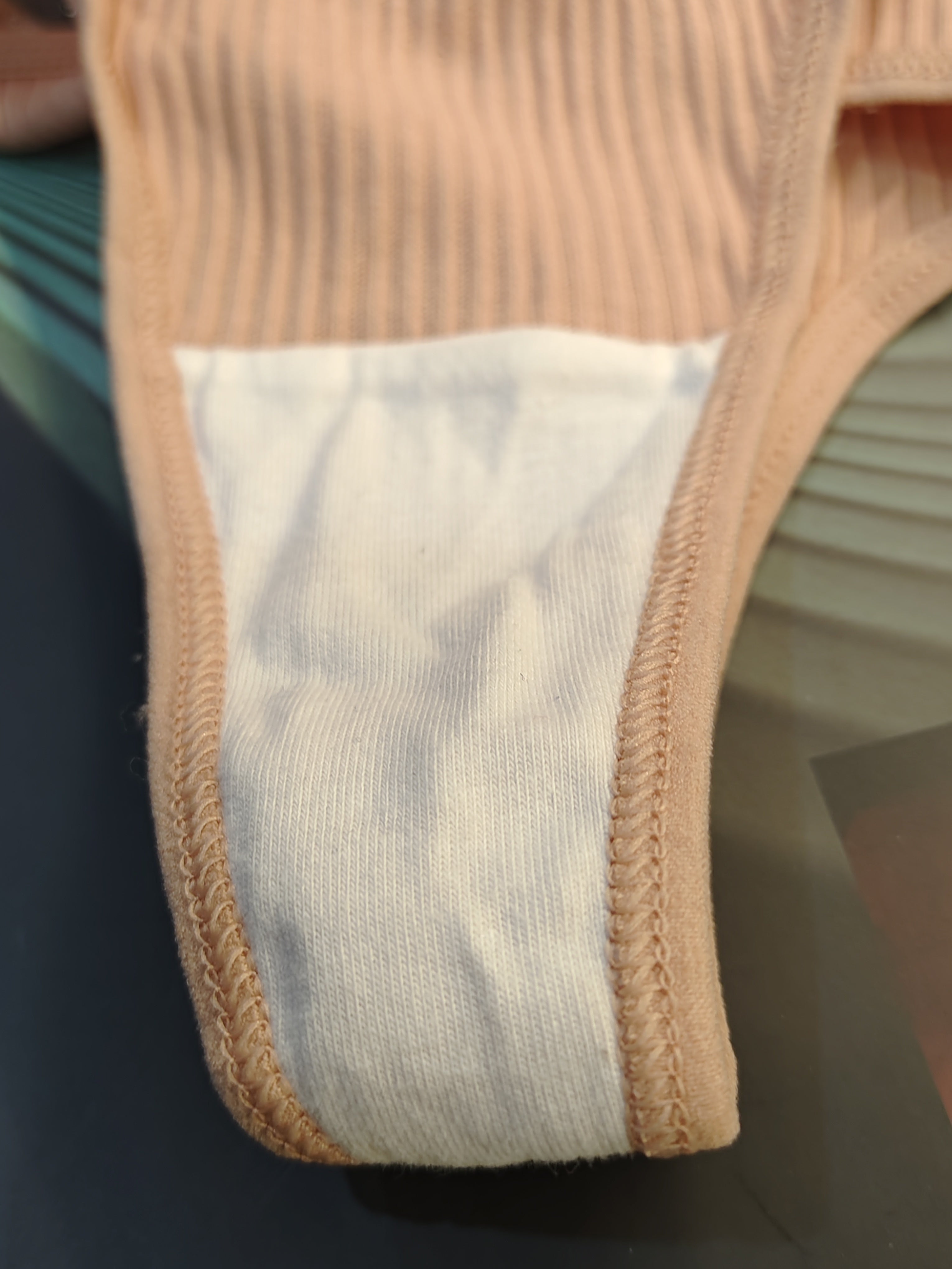 Panties tanga de tiro bajo con ribete negro para mujer