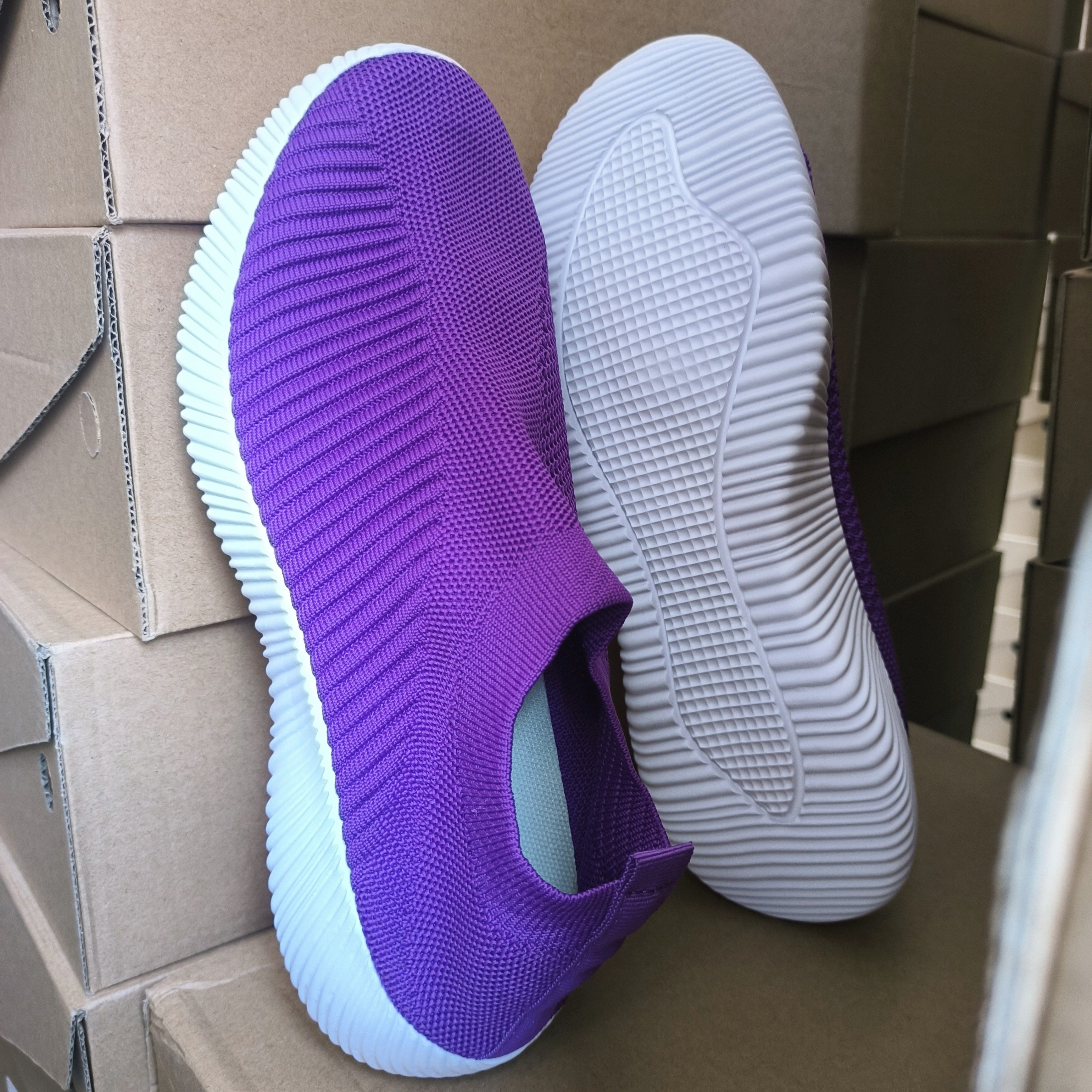 Ayollar uchun kundalik nafas oladigan slip-on sport poyabzali, bir rangda yurish uchun