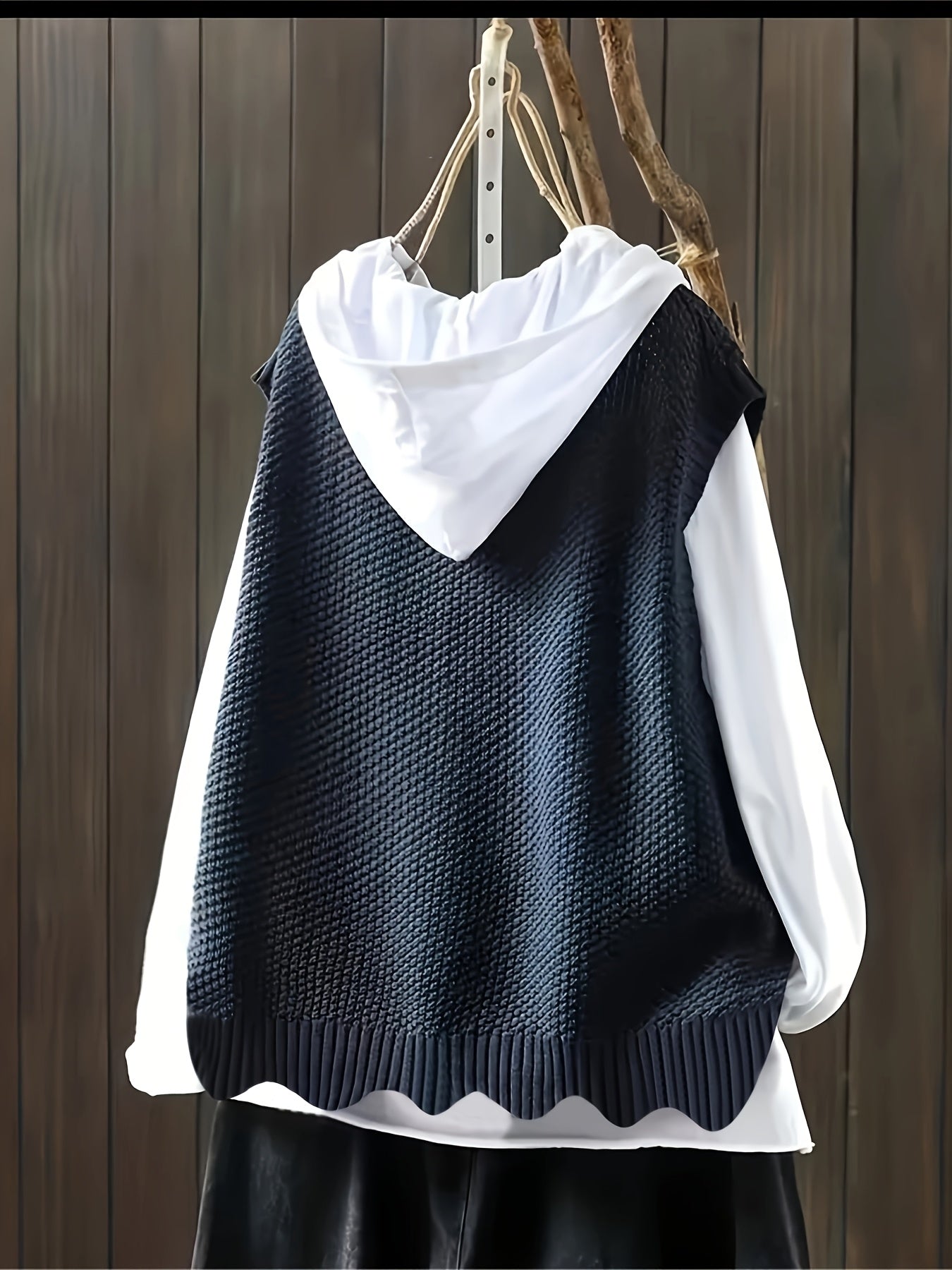 Ayollar uchun kattaroq o'lchamdagi asimmetriksiz bezakli bezsiz kardigan, qora ko'k va oq yengsizlik yostiq