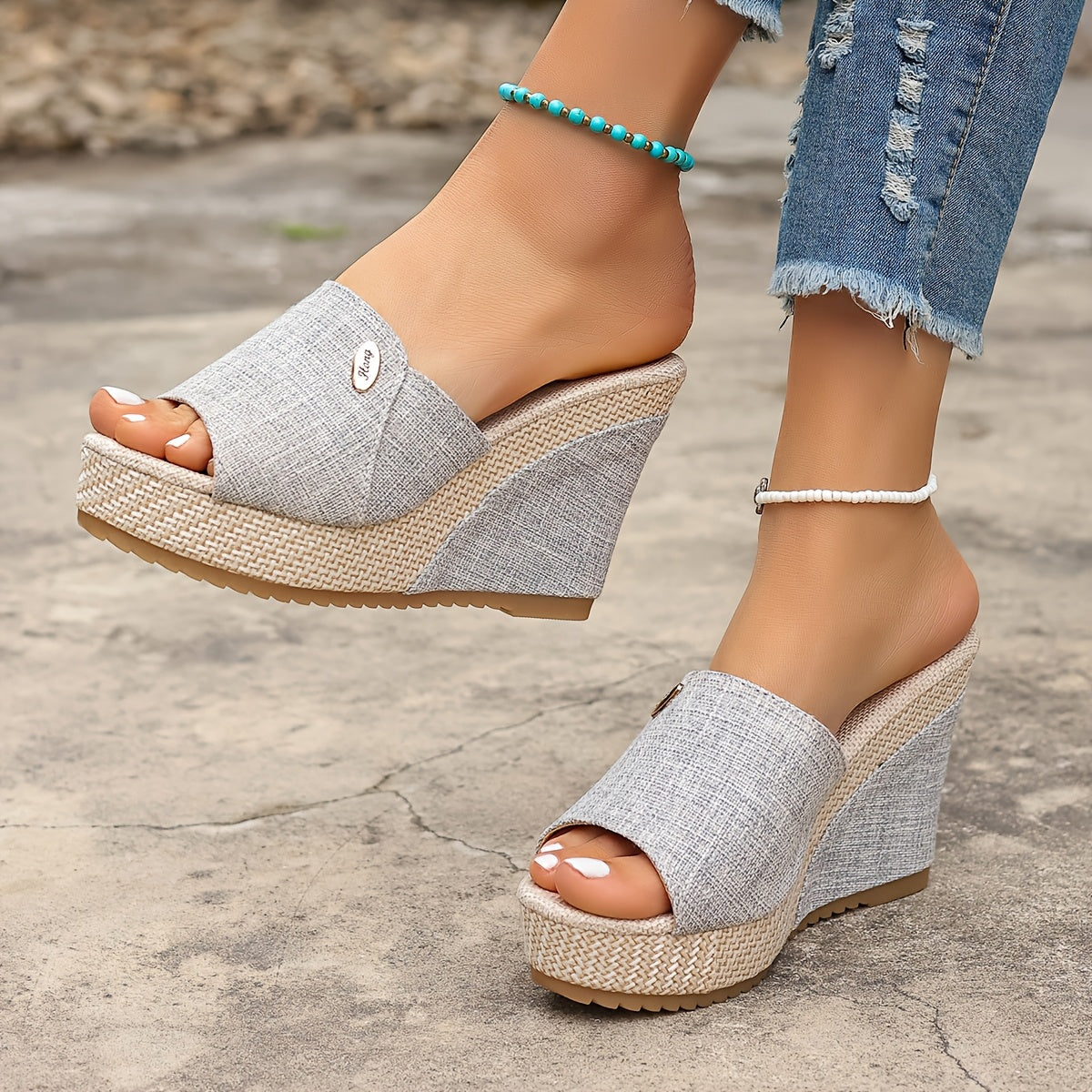 Ayollar uchun mato to'plangan, bir rangli, ochiq barmoq, baland platformali poyabzal. Qoplama kauchuk va sun'iy ichki material. Yozgi moda.