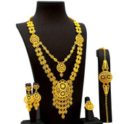 Conjunto de joyería en tono dorado con intrincados grabados huecos para bodas y fiestas