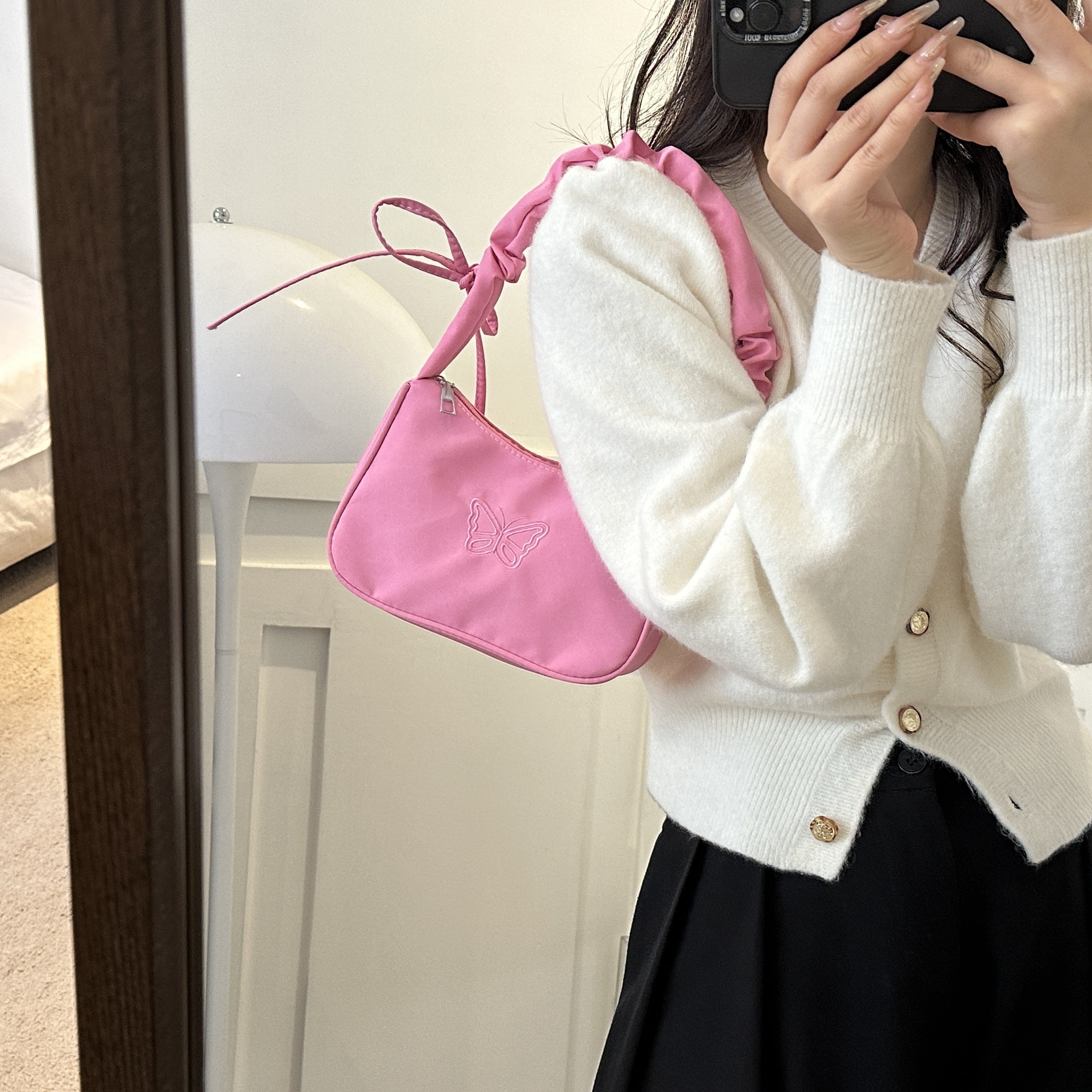 Стильная сумка через плечо с принтом бабочек для женщин, выполненная из повседневной оксфордской ткани с драпированным облачным дизайном, застежкой на молнии и полиэстеровой подкладкой.