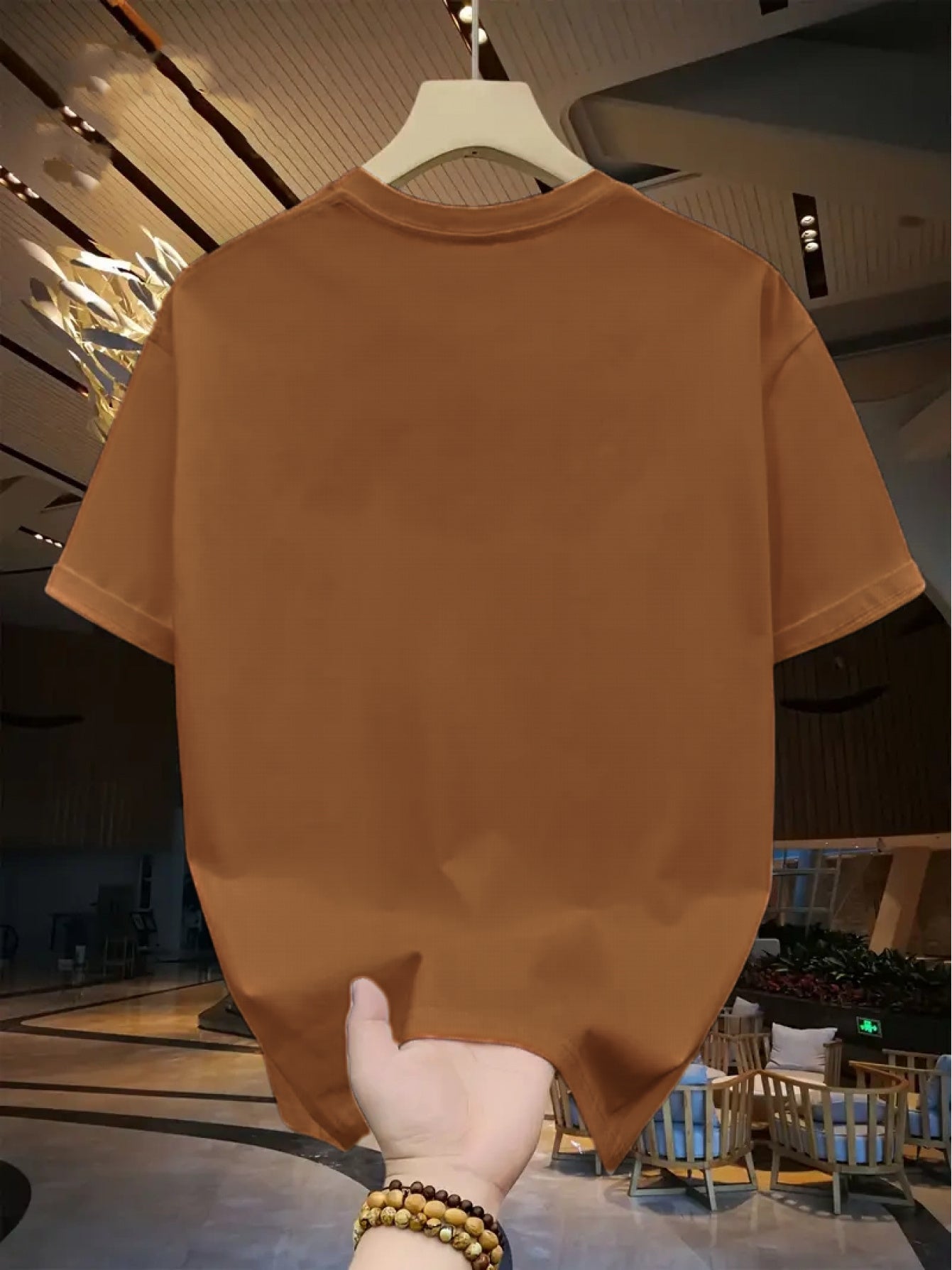 Erkaklar uchun tasodifiy va qulay, qisqa yengli va yumshoq bo'yinli, bir rangli paxta futbolkasi, tasodifiy kiyim uchun mukammal.