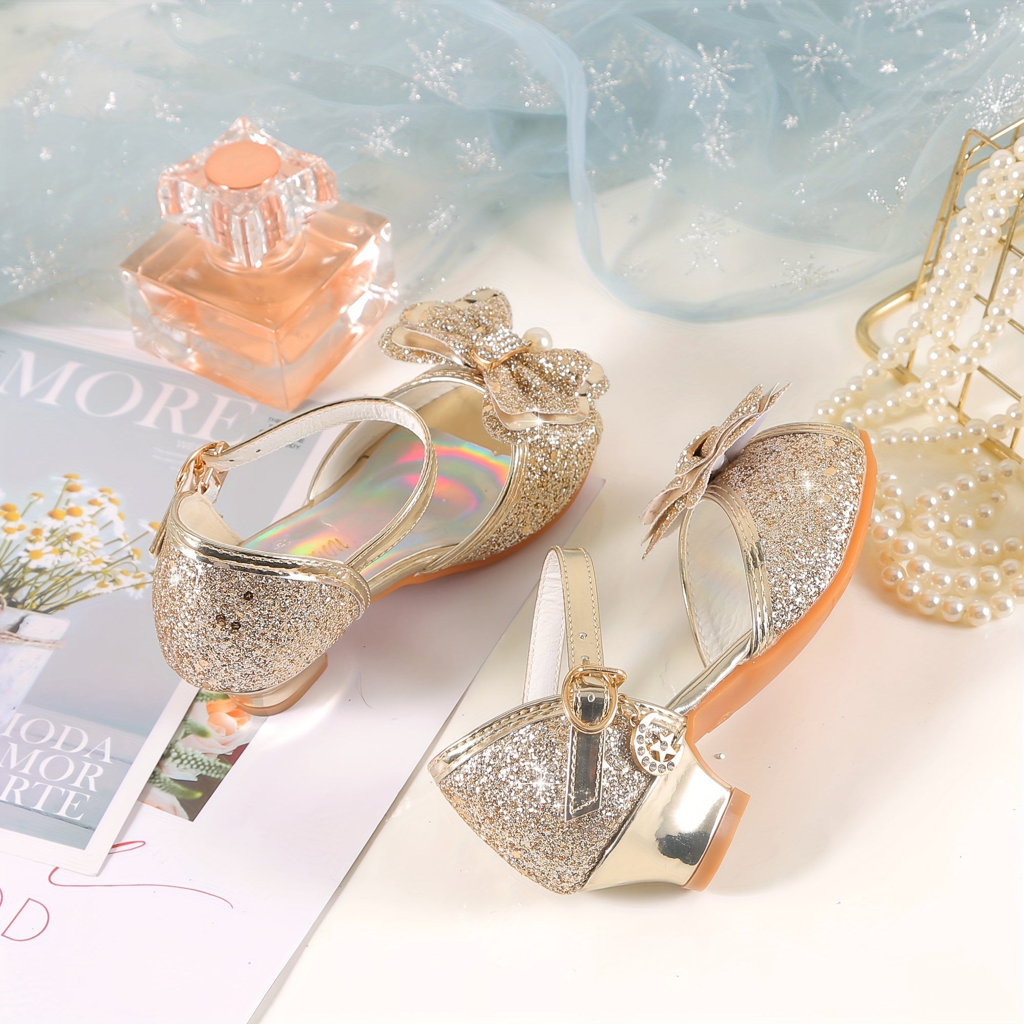 Qizlar uchun prinsessa sandallari, porloq kamalak dizayni, binafsha kristal to'pi, bilak tasmasi, kauchuk taglik, partiyalar va norasmiy kiyimlar uchun ideal. Mustahkam qistirma yopilishi.