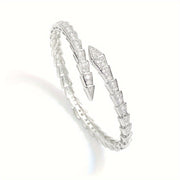 "Ilon shaklidagi zamonaviy ochiq bilaguzuk, porloq kubik zirkonlar bilan bezatilgan - ayollarning tasodifiy kiyimlari uchun oddiy, lekin nafis moda aksessuar"