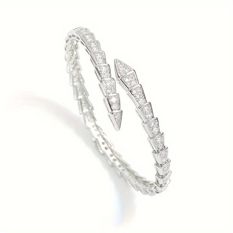 "Ilon shaklidagi zamonaviy ochiq bilaguzuk, porloq kubik zirkonlar bilan bezatilgan - ayollarning tasodifiy kiyimlari uchun oddiy, lekin nafis moda aksessuar"