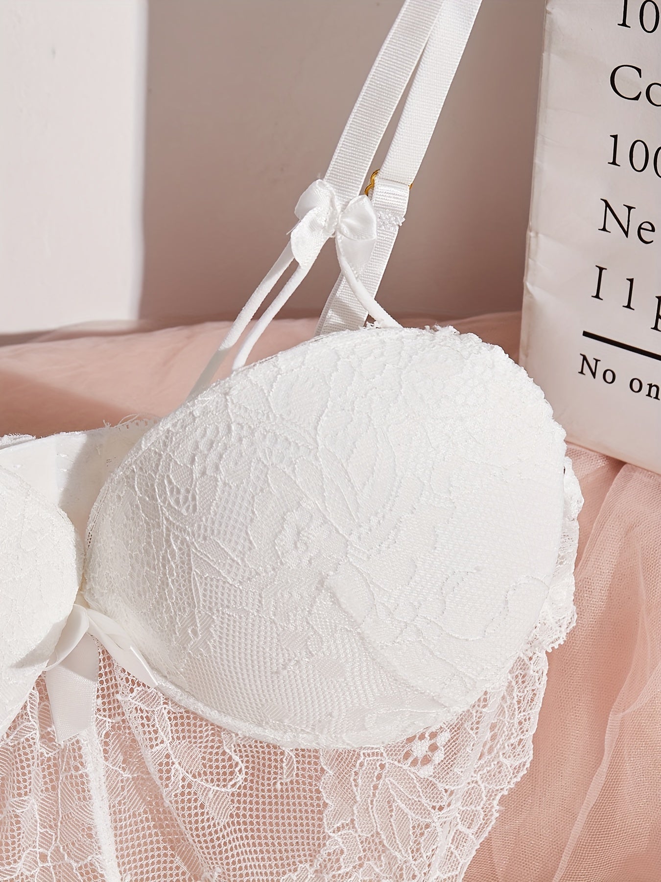 Orqa qismi ochiq, ipli yengli dantel tunika: ayollar uchun jozibali ichki kiyim.