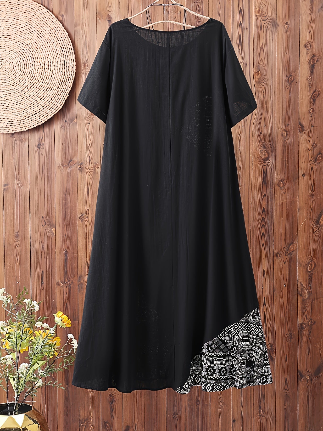 Платье из геометрического принта с заплатками из рами с короткими рукавами и круглым вырезом