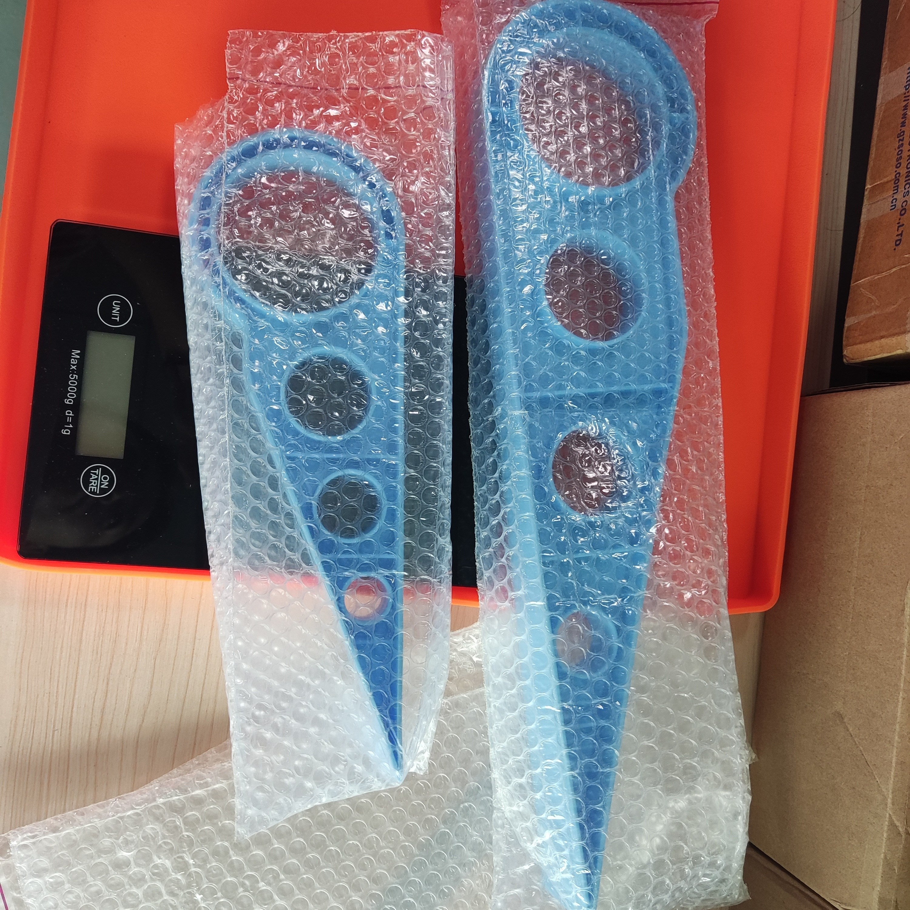 Organizador de ropa de cama azul PP para elevar el colchón y almacenar sábanas