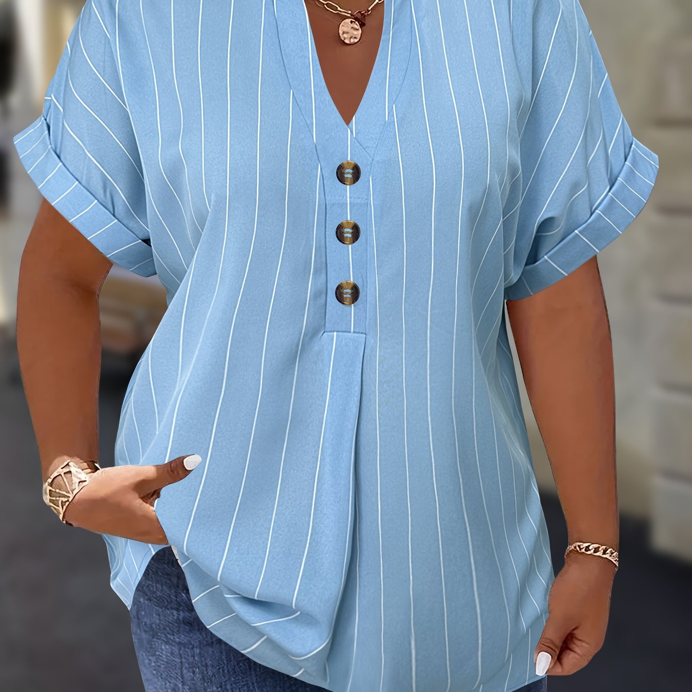 Plus o'lchamdagi ayollar bluzkasi chiziqli raglan ko'kraklar bukilgan yelka o'rashli bo'yinbog'li bezakli tugmachalar