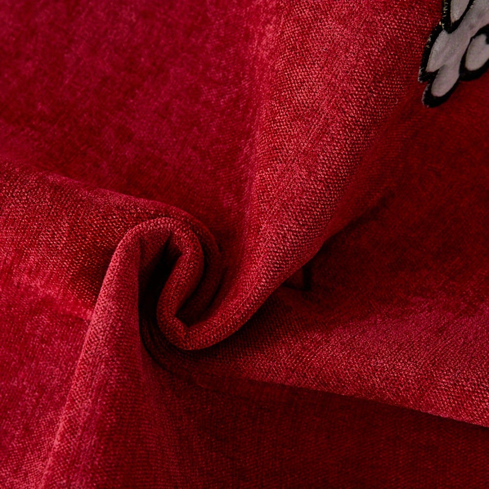 Красный чехол для дивана из шенилла с игривой вышивкой в виде косточек. Удобен для домашних животных, не скользит, можно стирать в машине, идеально подходит для диванов на 1-4 места в гостиной, спальне, офисе.