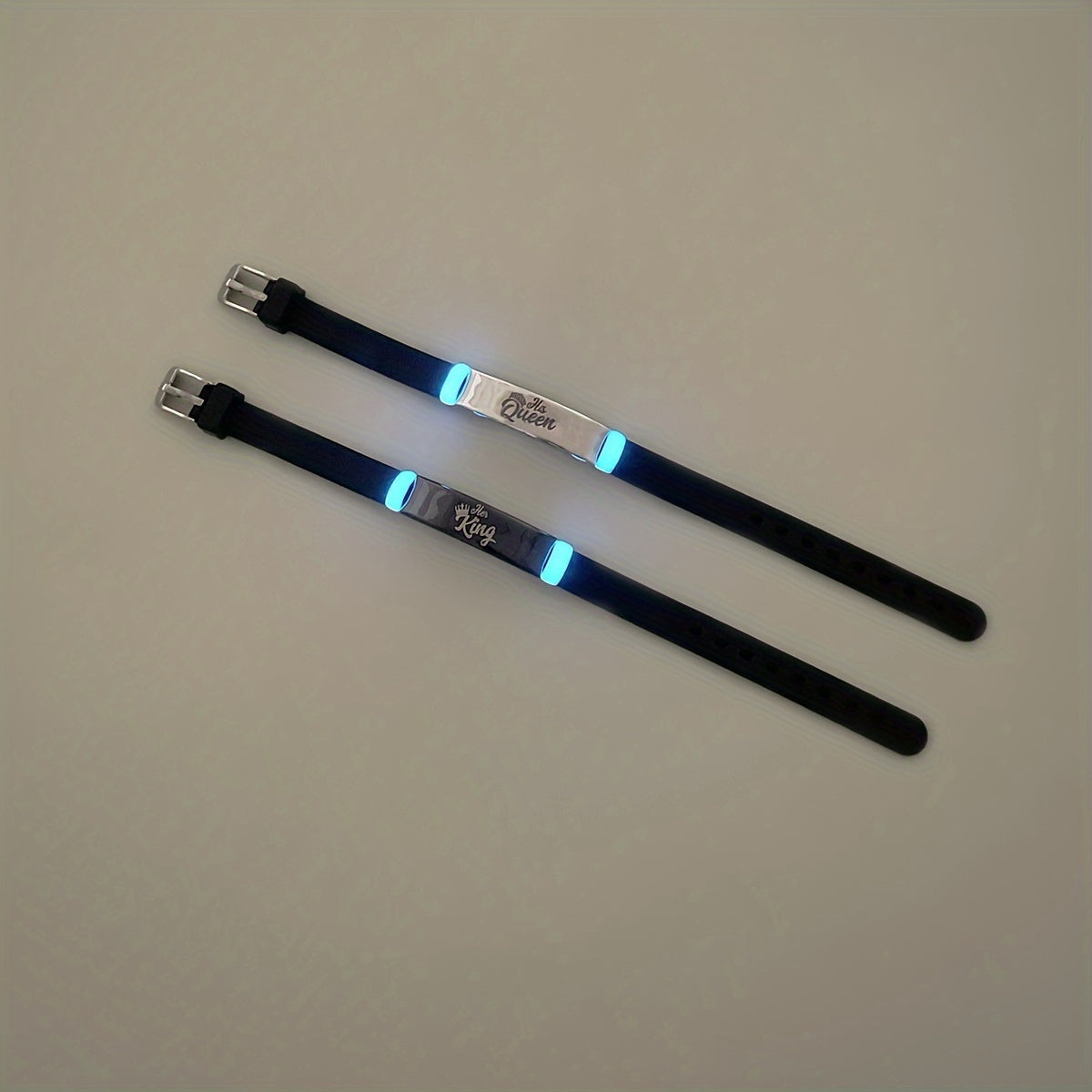 "HER KING" va "HIS QUEEN" dizayni bilan mos keladigan taxtalar juftligi, porlaydigan silikon materialdan tayyorlangan, juftlar uchun mukammal.