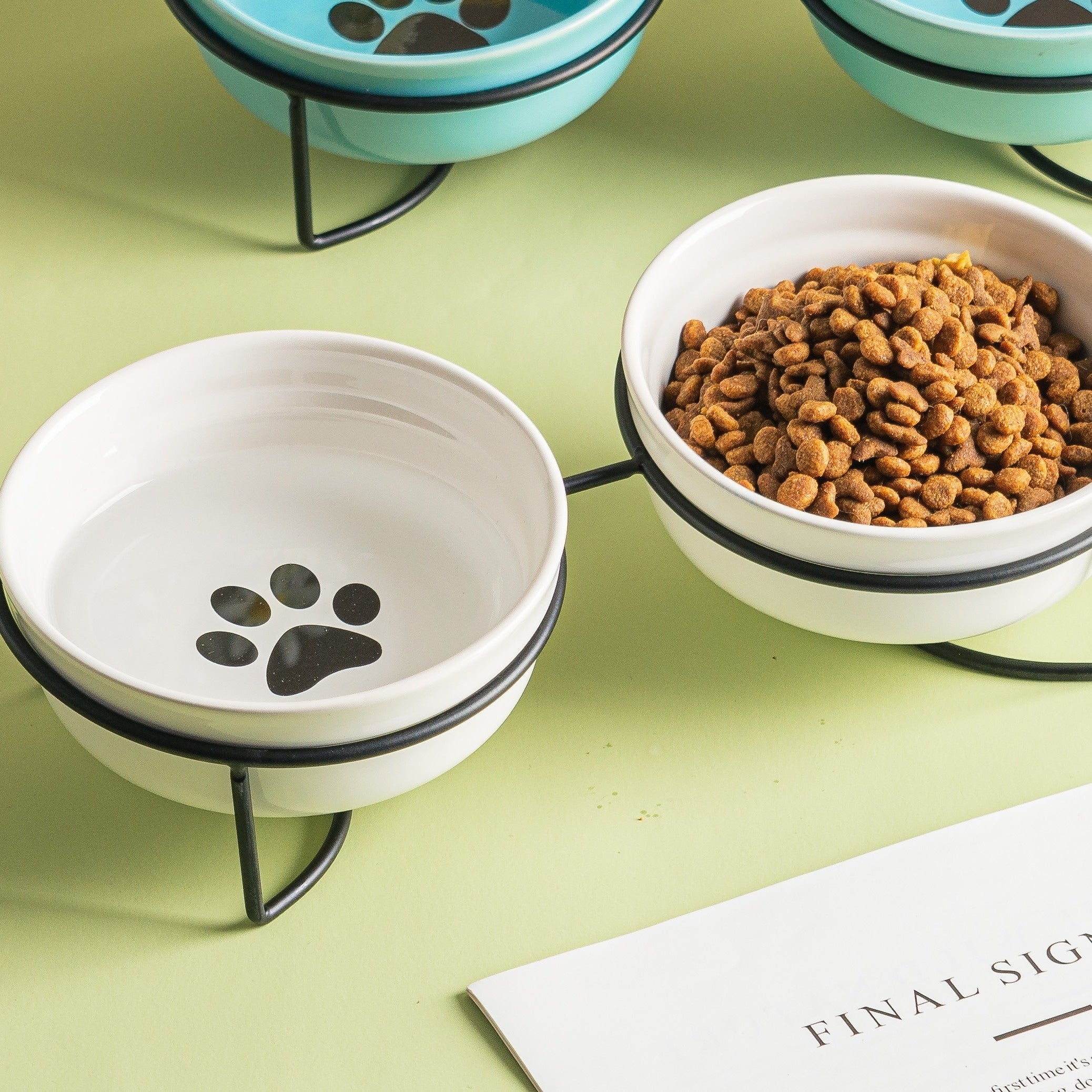 Silikonli qumushli keramika mushuklar uchun idishlar, temir stand bilan 12.19cm balandlikda, ikki tomonlama ovqatlanish idishlari, bo‘ynini himoya qilish