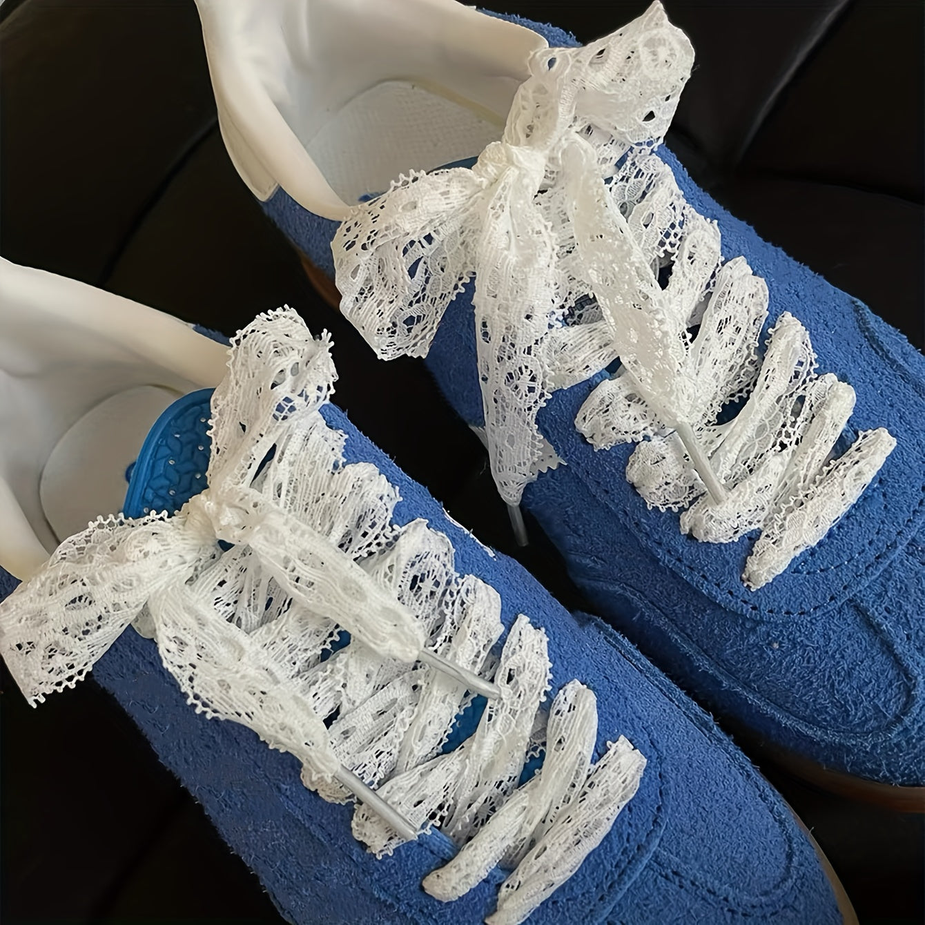 Ayollar uchun oq rangli korsetti bilan tilla va bo‘lakli sport poyabzali, yengil to‘qilgan kundalik poyabzal