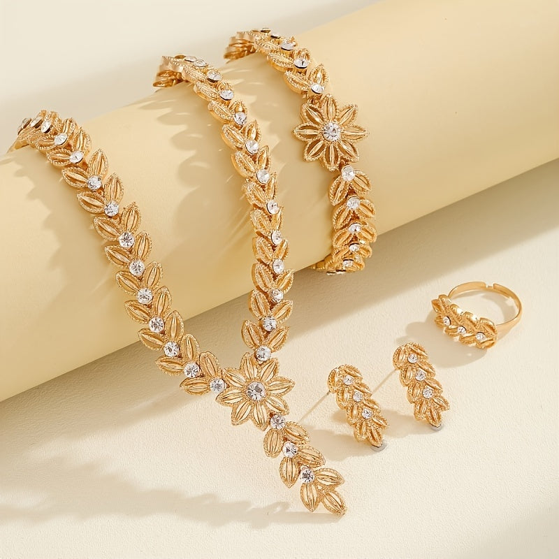 Элегантный и стильный богемный винтажный комплект украшений для женщин включает в себя ожерелье, браслет, кольцо и серьги, изготовленные из сплава с акцентами из страз. Идеально подходит для повседневной носки, подарков и особых случаев.