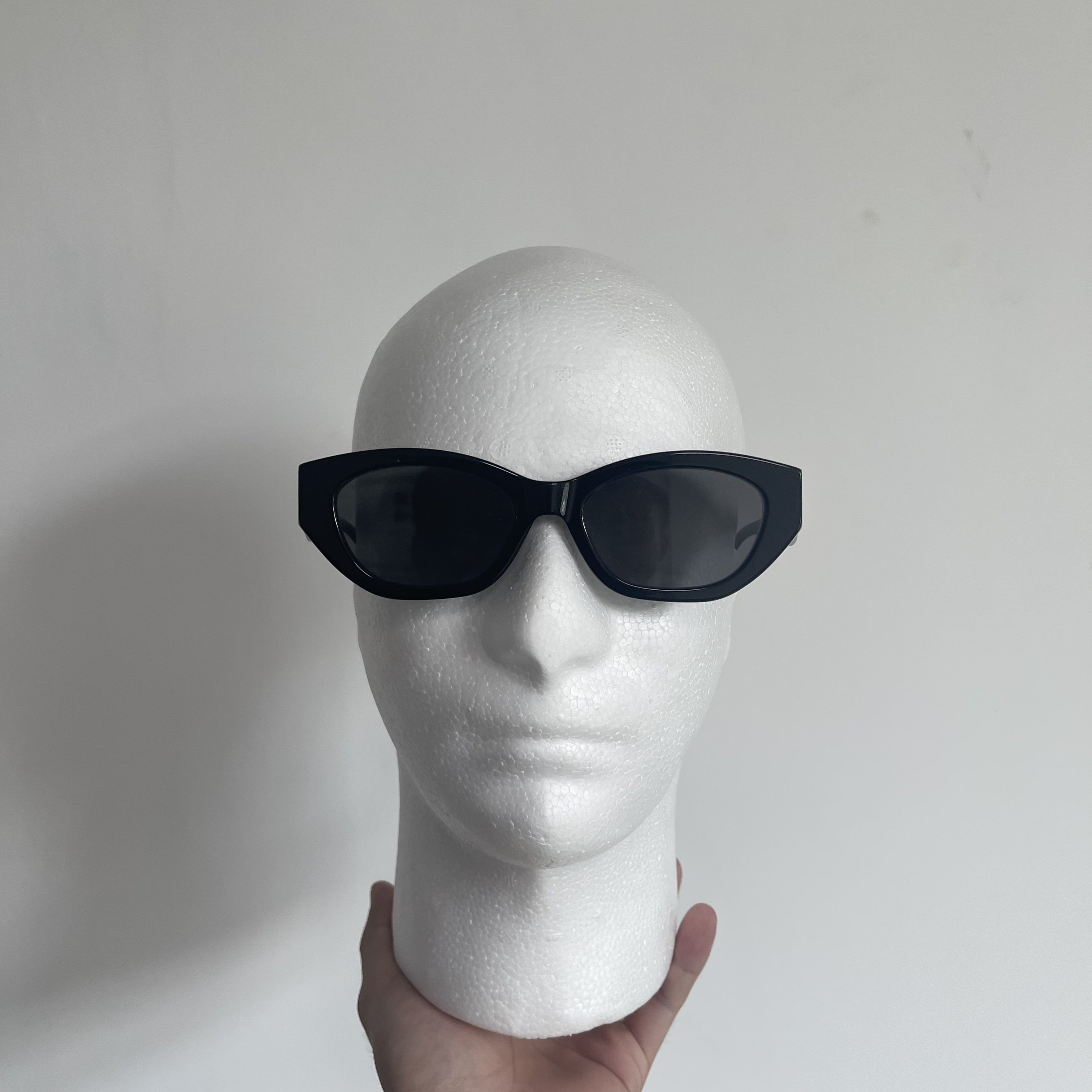 Получите идеальную витрину для шляп, наушников и аксессуаров с помощью 1шт мужской манекен головы. Изготовленный из легкого и прочного полистирольного пенопласта, этот реалистичный стенд для париков легко устанавливается для всех ваших DIY проектов.