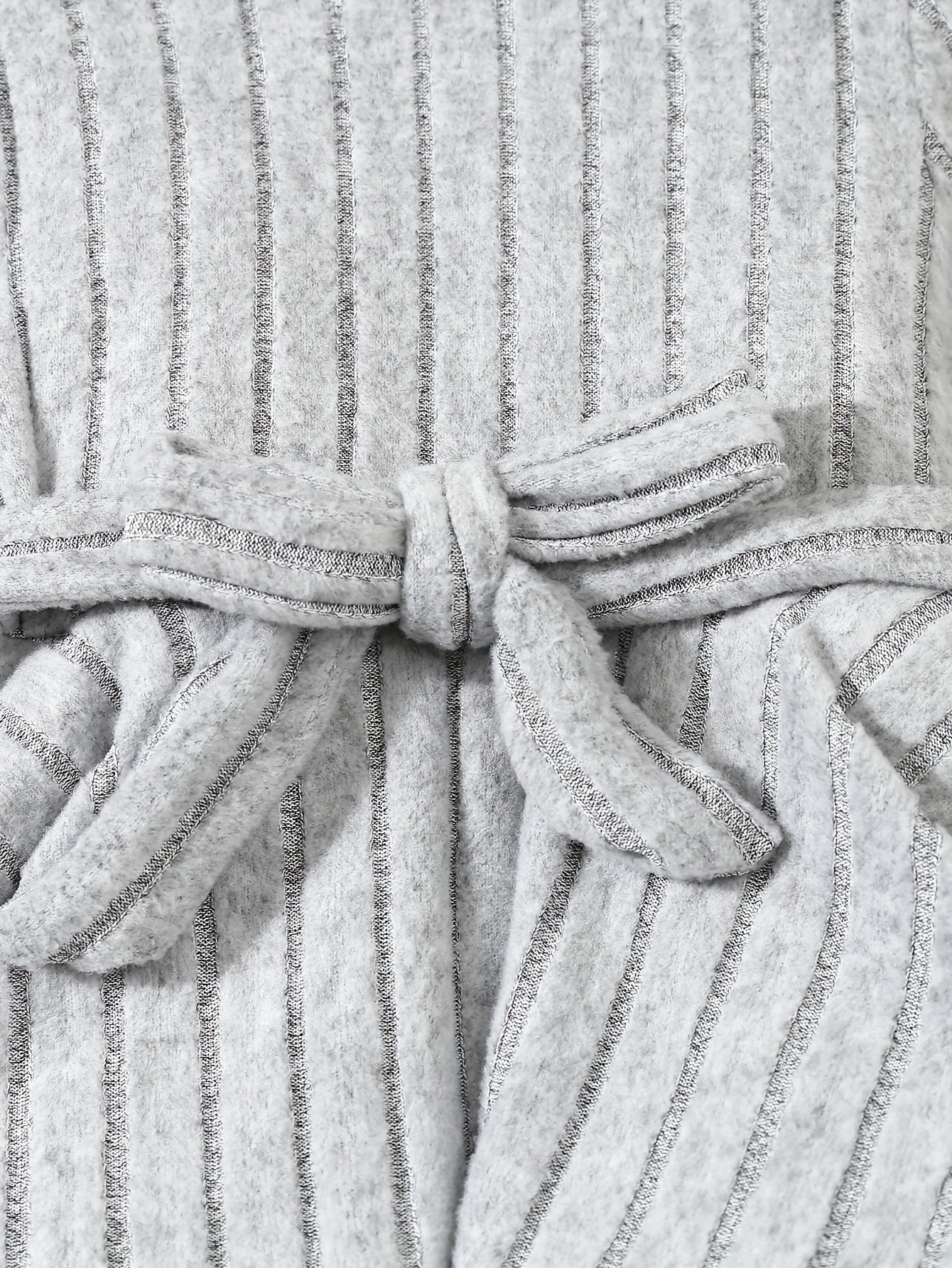 Qizlar uchun tashqi kiyim uchun to'qilgan kamonli bluzka va shimlardan iborat zamonaviy kiyim to'plami