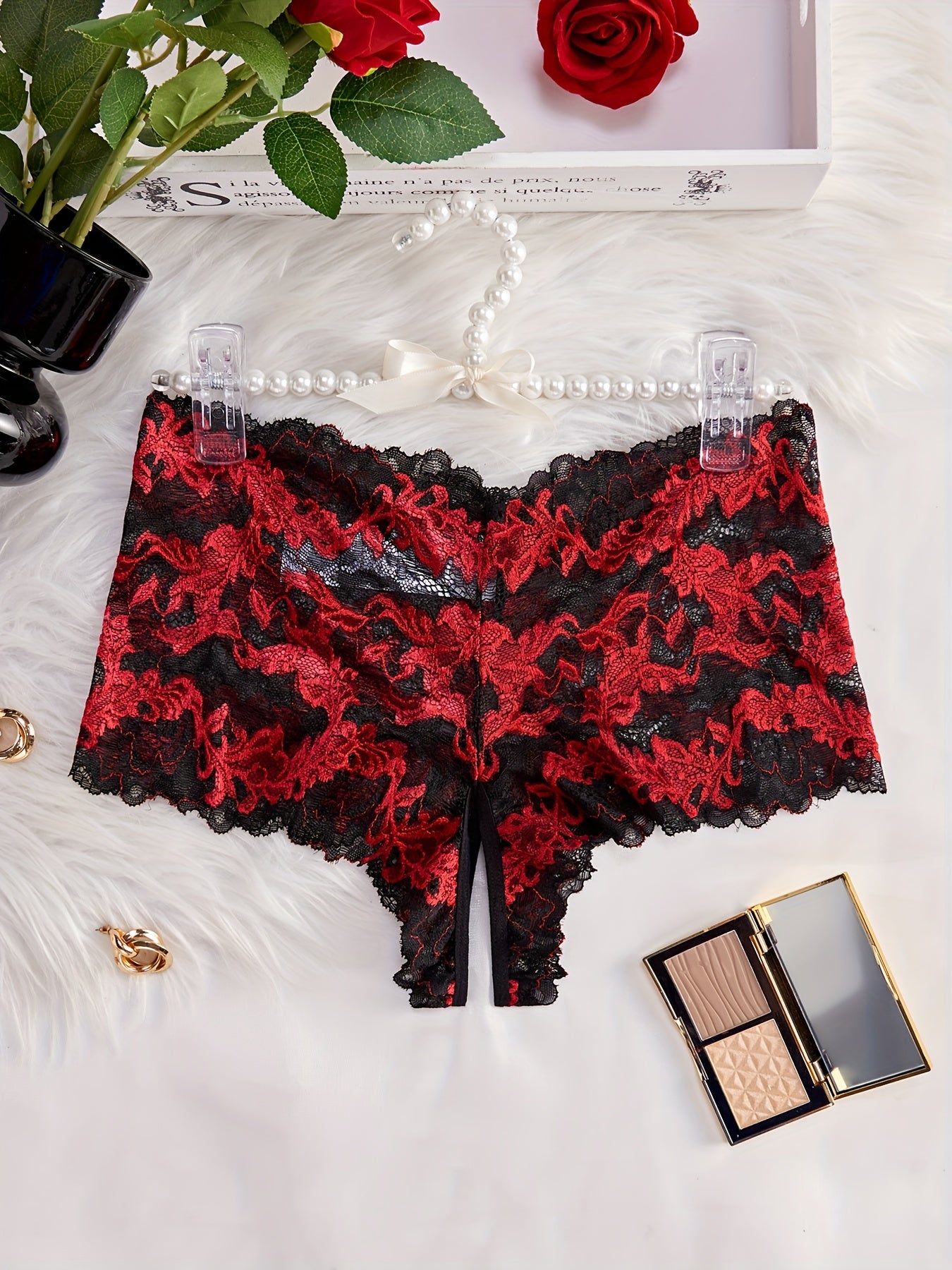 Ayollar uchun kattaroq o'lchamli to'qilgan qirqimli yarim shaffof uchburchakli ichki kiyimlar qizil qora gullik bilan