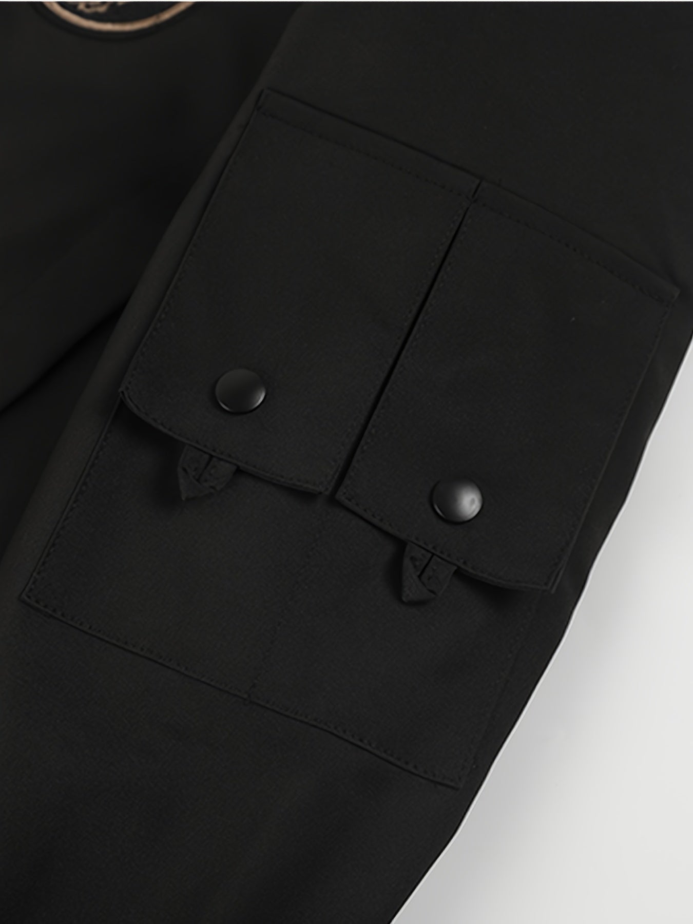 Erkaklar uchun engil bomber kurtkasi, beysbol yaka va tikilgan universitet dizayni bilan