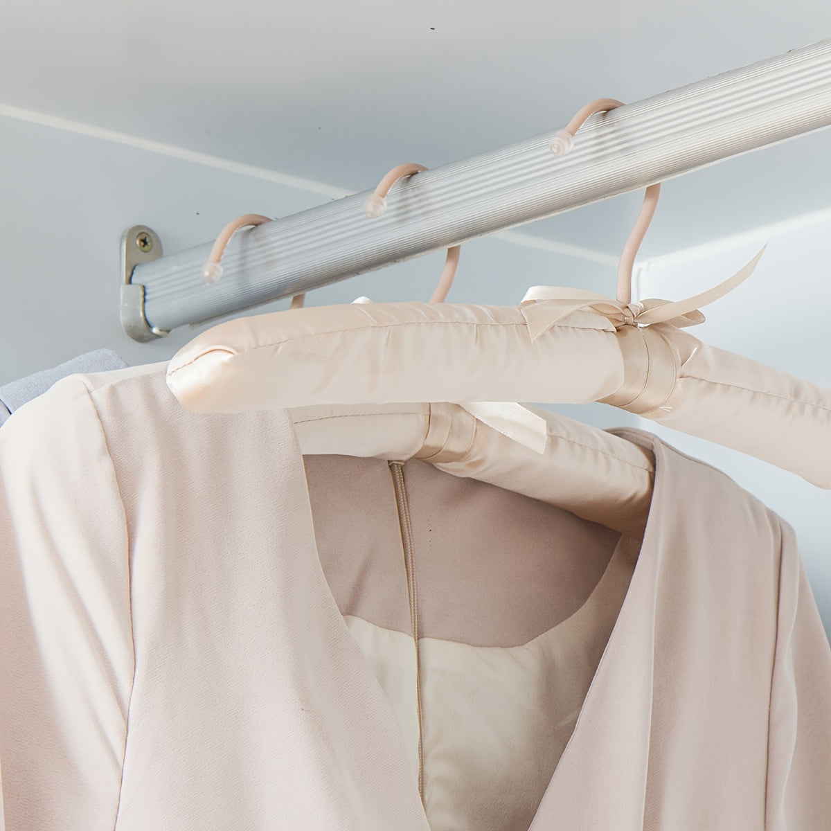 Juego de 10 elegantes perchas francesas de madera con acabado satinado y organizadores antideslizantes para armario