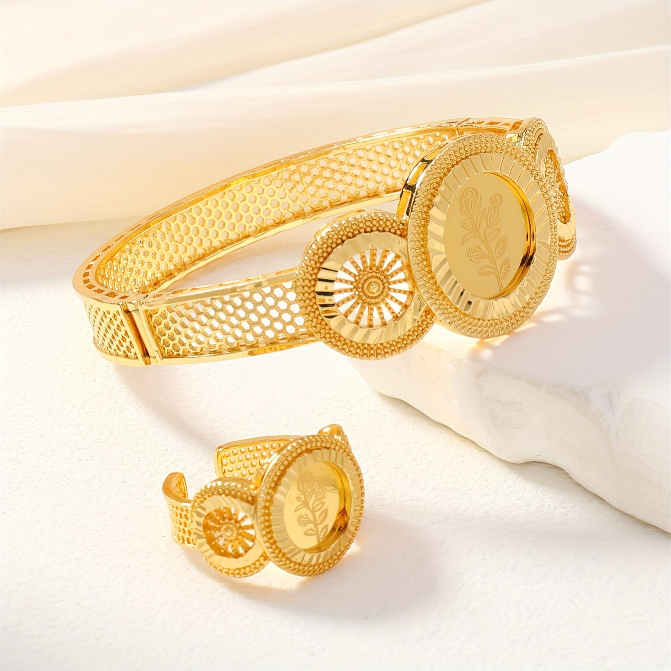 Vintage uslubidagi mis zargarlik to'plami, dumaloq Udan gul dizayni bilan, ayollar uchun 1 dona bilaguzuk va uzukni o'z ichiga oladi.