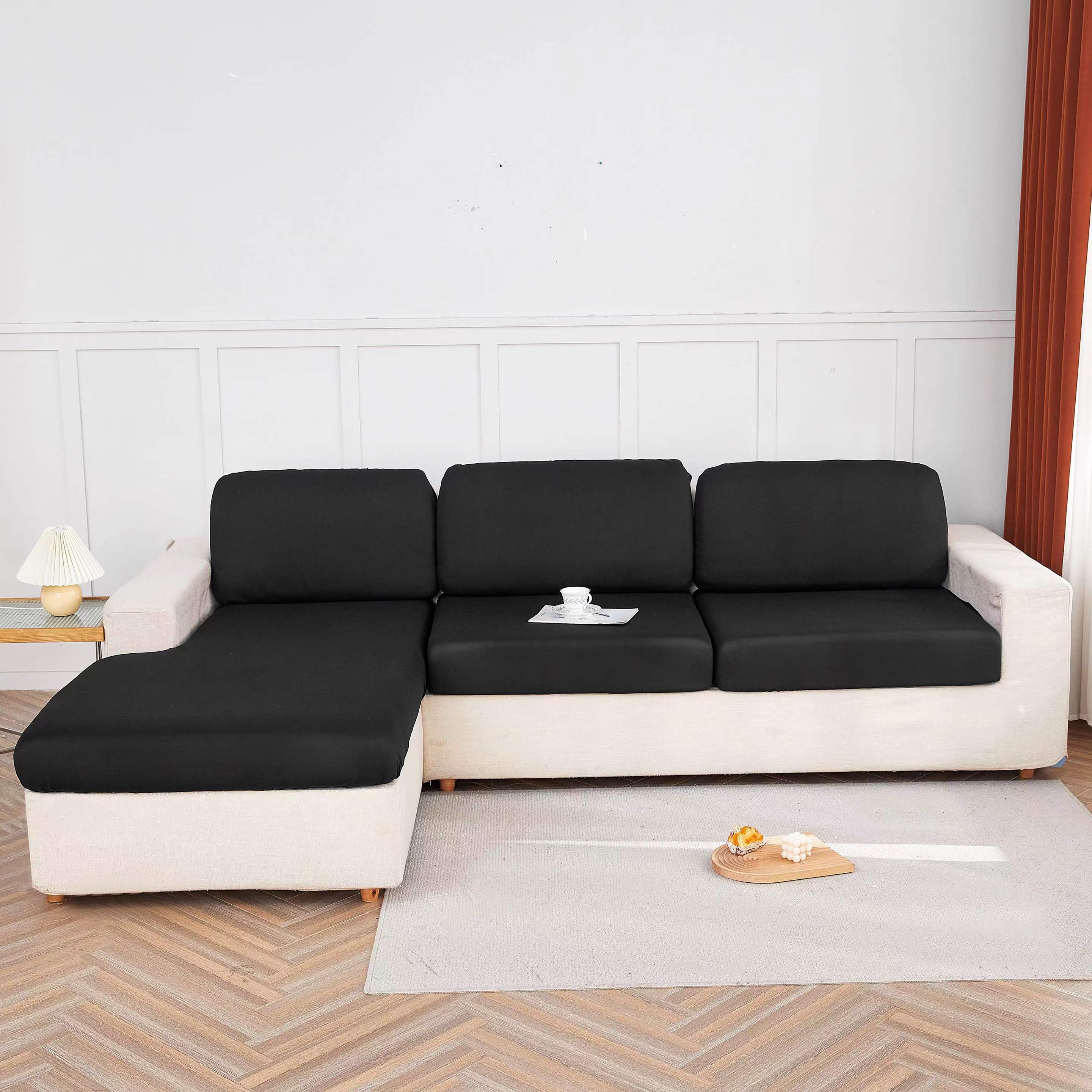 Elastik pastki bilan cho'ziladigan divan yostiq qoplamasi, yashash xonasi divanlarida oson olib tashlash va chizish qarshiligi uchun mo'ljallangan.