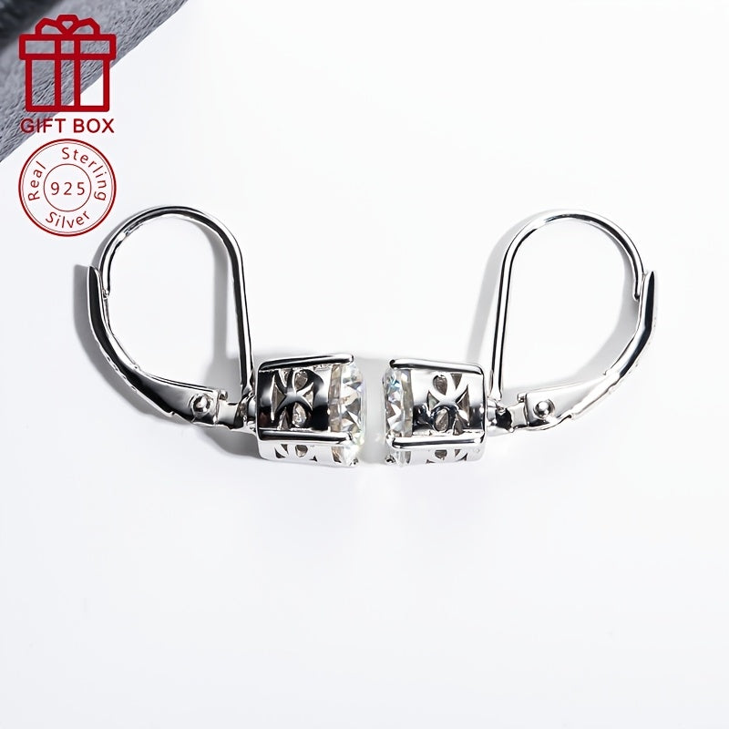 Роскошные и элегантные, эти великолепные серьги изготовлены из серебра 925 пробы и украшены ослепительным камнем моиссанит. Гипоаллергенные и легкие, весом примерно 2,1 г, они станут идеальным подарком для стильной девушки, которая любит сверкать.