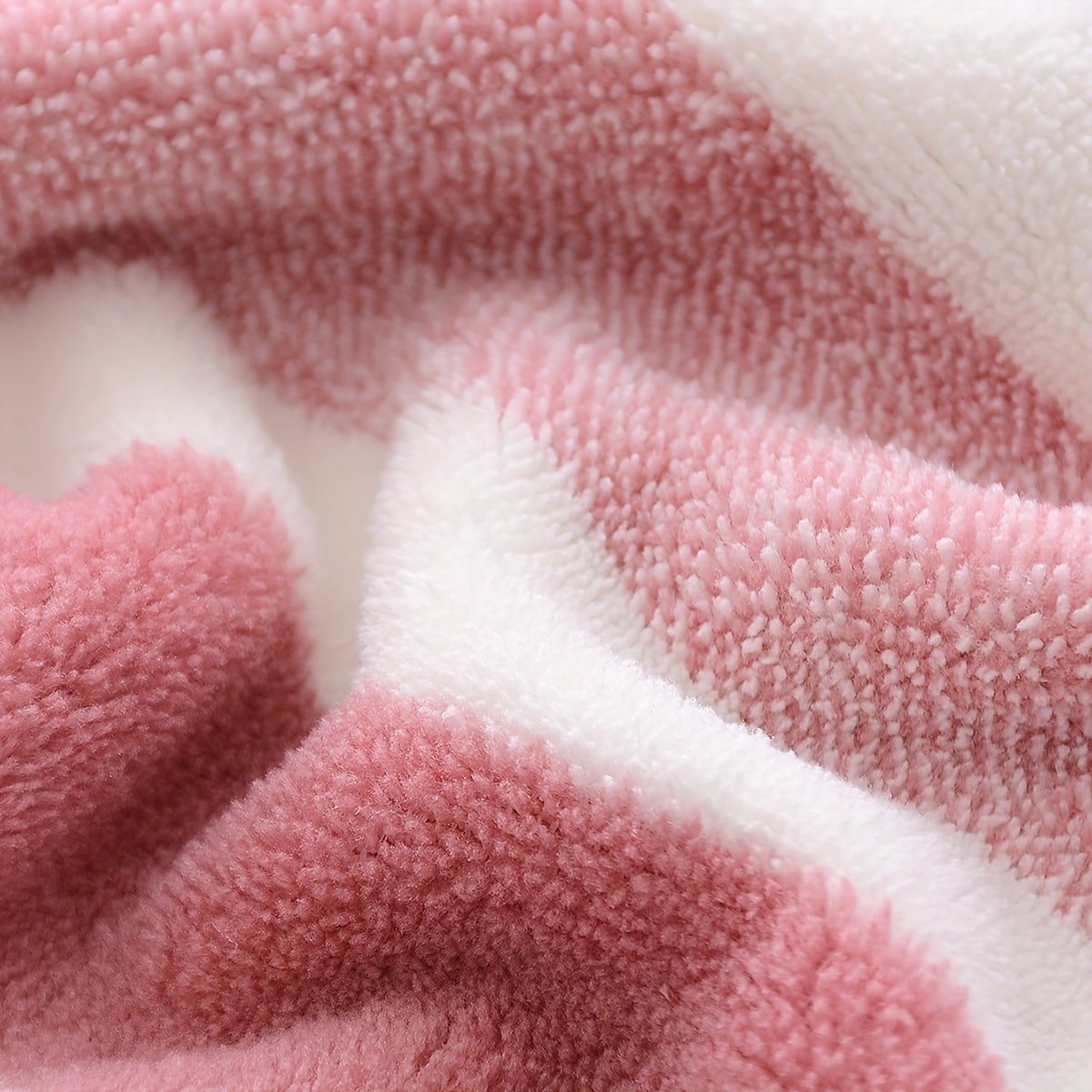 Одно кухонное полотенце с полосатым узором и бантиком, впитывающее и быстро сохнущее. Идеально подходит для уборки в доме и незаменимо на кухне.