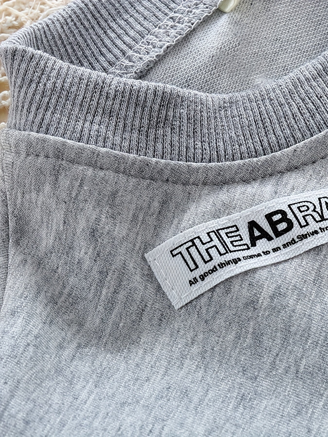 Повседневный костюм для детей: свитшот с длинными рукавами и цветными блоками, а также джинсы с эластичным поясом для мальчиков