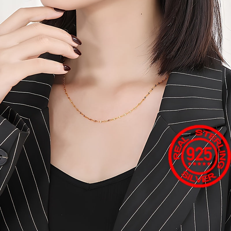 S925 kumush marjon, yapon va koreys uslubida, oddiy va nafis lab pendanti bilan bezatilgan. Ushbu yengil hashamatli kalviks zanjiri yuqori darajadagi uslub hissini tarqatadi. Chiroyli kumush rangdagi nozik va oddiy zanjir dizayni, og'irligi 1.6g.