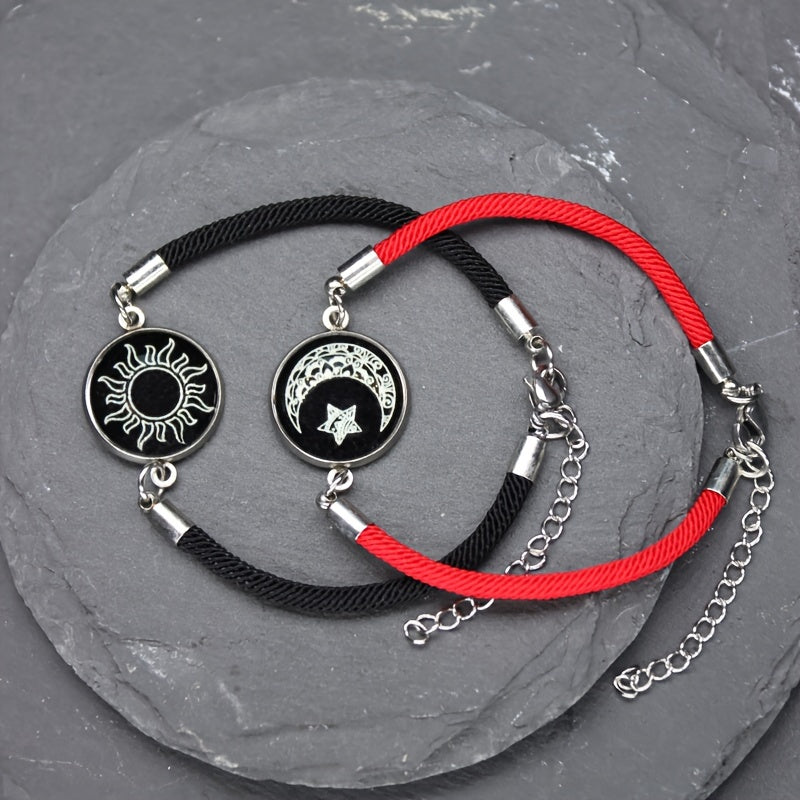 4 ta zamonaviy juftlik bilaguzuklari to'plami Quyosh, Oy va Yulduzlar dizayni + Vintage qatlamli marjon to'plami, Halloween/Christmas uchun mukammal do'stlik sovg'asi bo'lgan yorituvchi zargarlik.