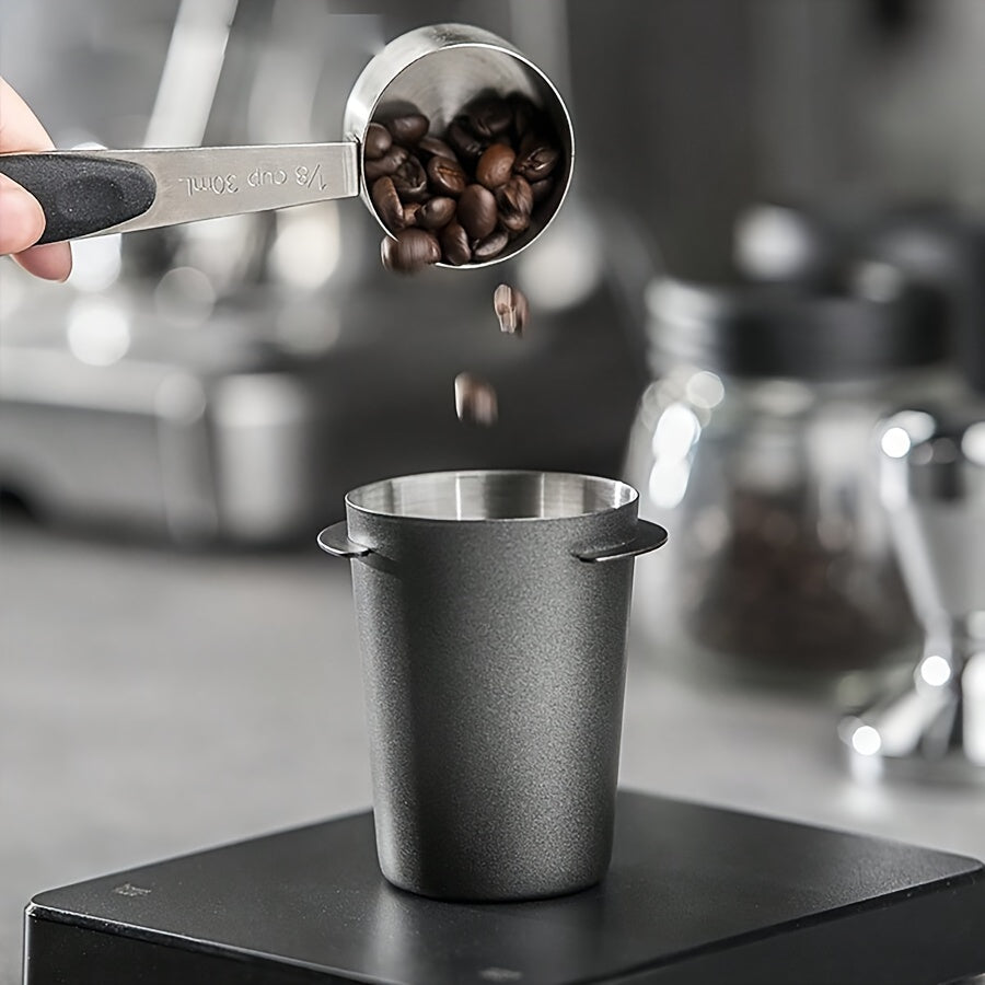 Mustahkam zanglamas po'latdan yasalgan qahva dozasi stakanini qo'lga oling, bu qahva donalarini maydalash va espresso tayyorlash uchun mukammaldir. 58mm, 53mm va 51mm o'lchamlarida, jozibali kumush va zamonaviy qora ranglarda mavjud.