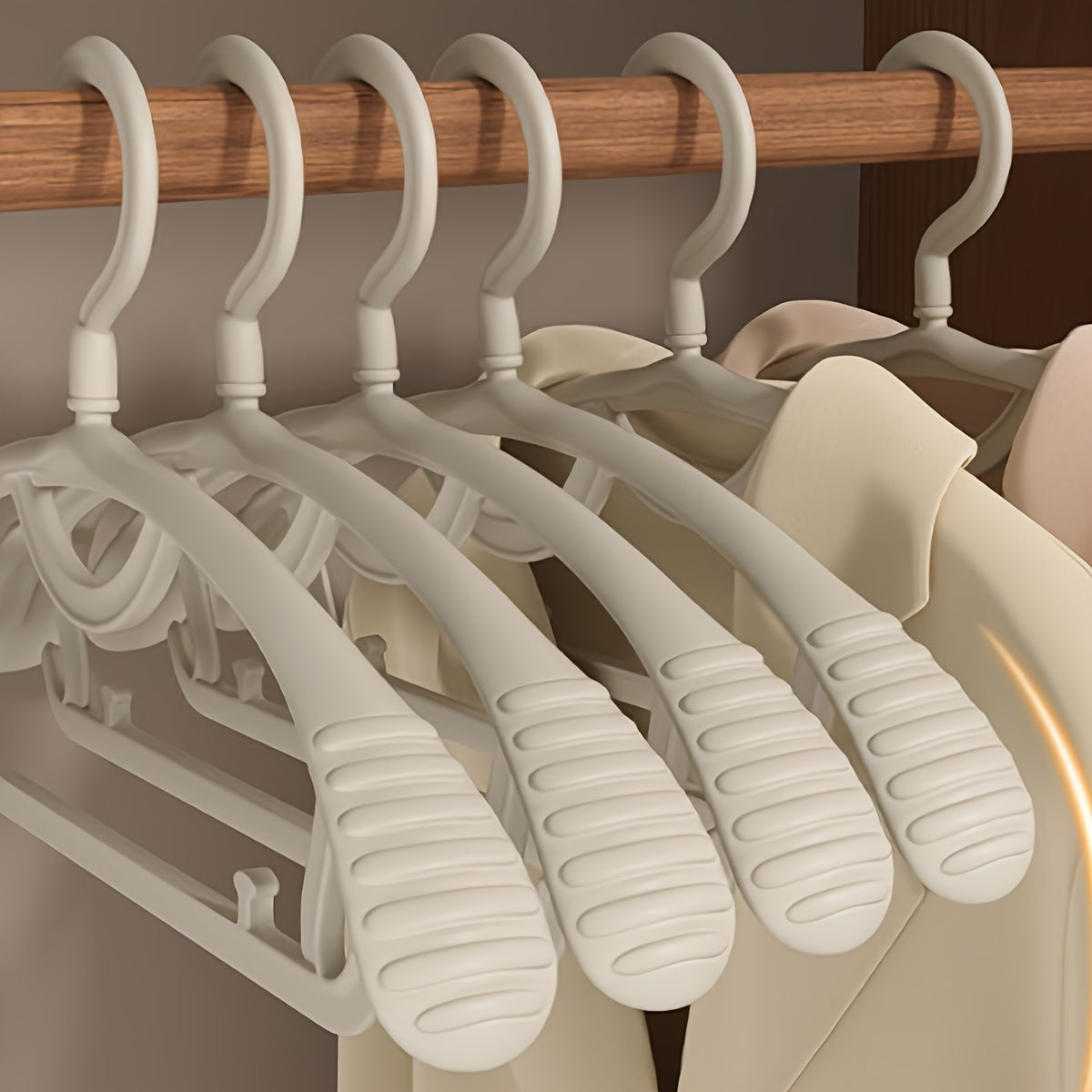 Juego de 10 perchas de ropa de hombro ancho fuertes, anti-torsión y sin marcas para almacenamiento