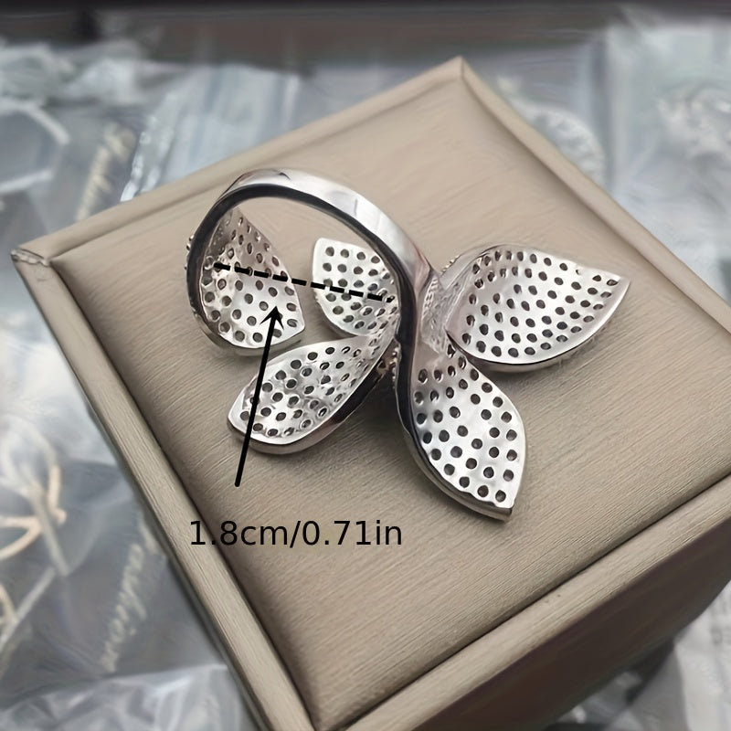 Zirconiyadan tayyorlangan to'liq uch o'lchovli to'rt yaproqli gullar uzukini o'z ichiga olgan zamonaviy va murakkab uniseks onlayn mashhur aksessuar.