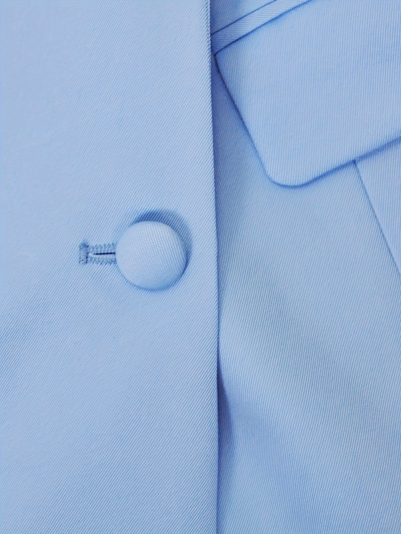 Ayollar uchun tasodifiy shik blazer. Bir rangda, uzun yengli, ikki qatorli. Polyesterdan tayyorlangan, mashinada yuvish mumkin. Kuz/Qish uchun ajoyib.