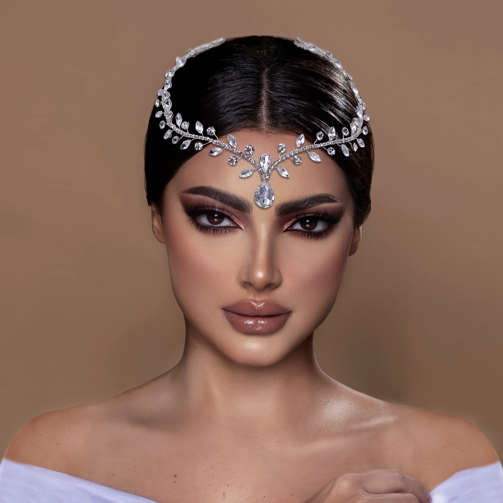 To'y uchun Rhinestone peshona taqilishi bilan to'y soch taqilishi