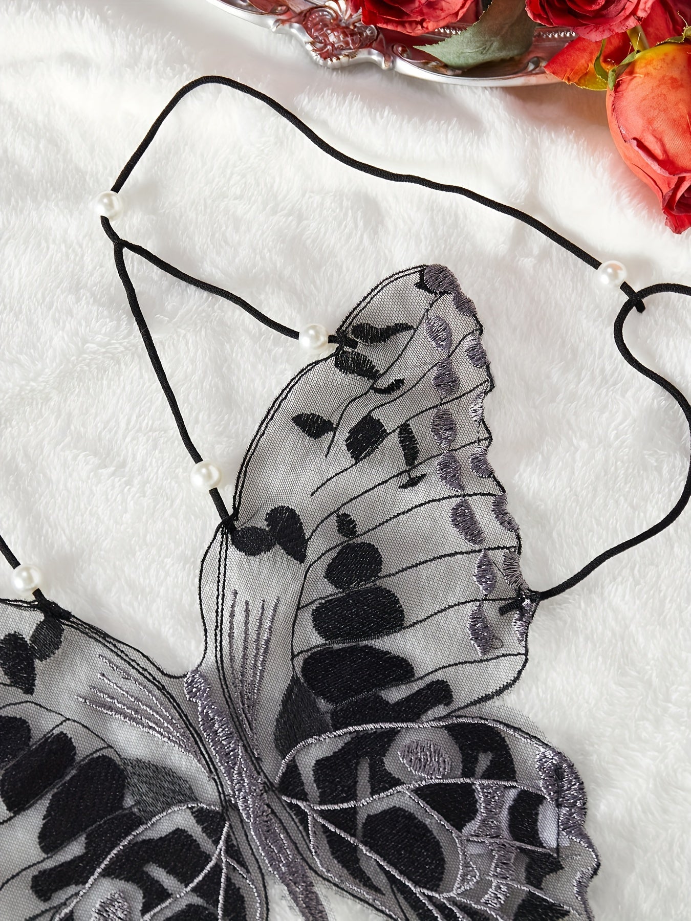 Ayollar uchun shaffof kapalak naqshli kamizol va to'r mini yubka ichki kiyim to'plami.