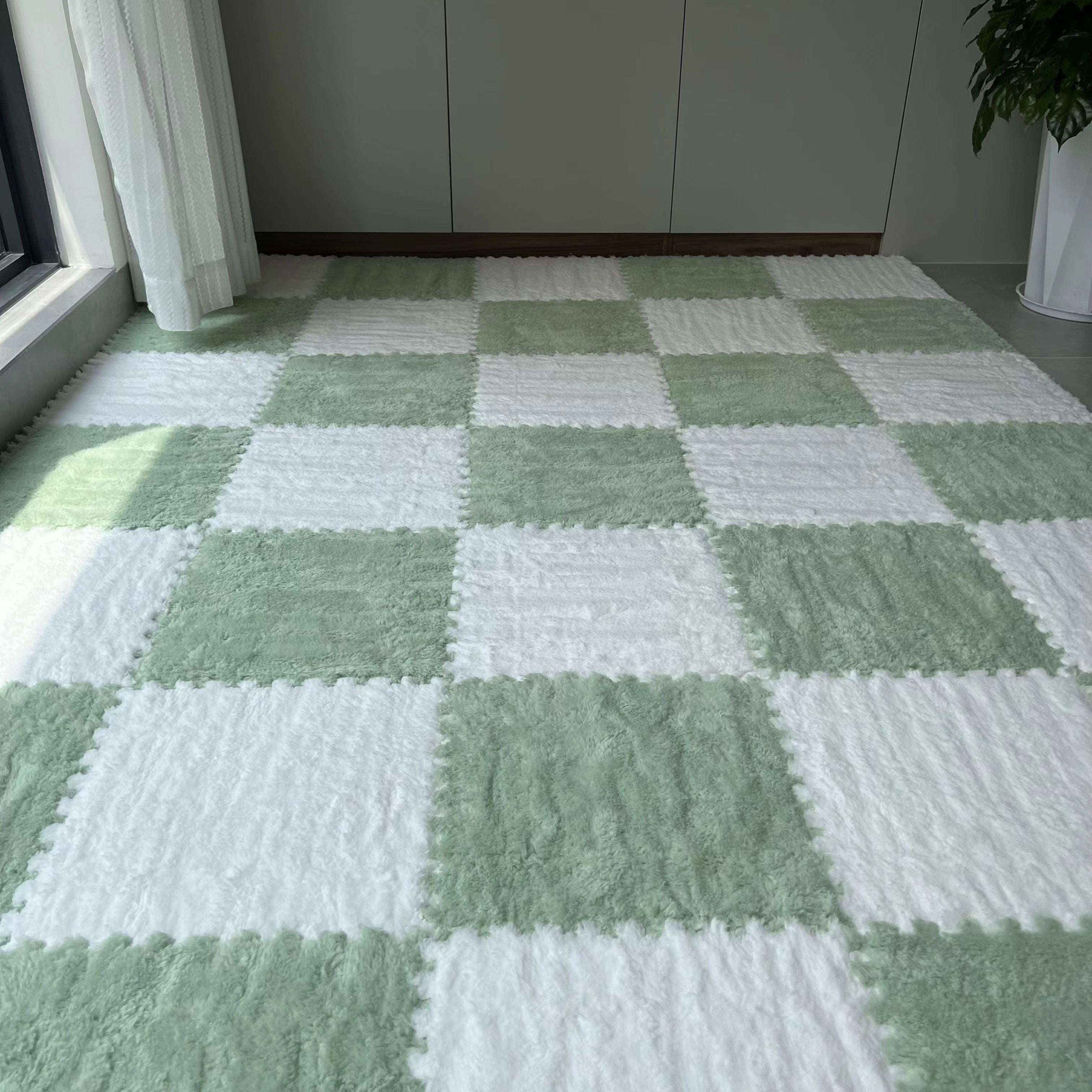 24-детальный набор геометрических мягких ковров из стирающегося полиэстера и ЭВА, идеально подходящий для использования в помещениях, таких как спальни и гостиные, дружелюбный к домашним животным и с праздничной тематикой.