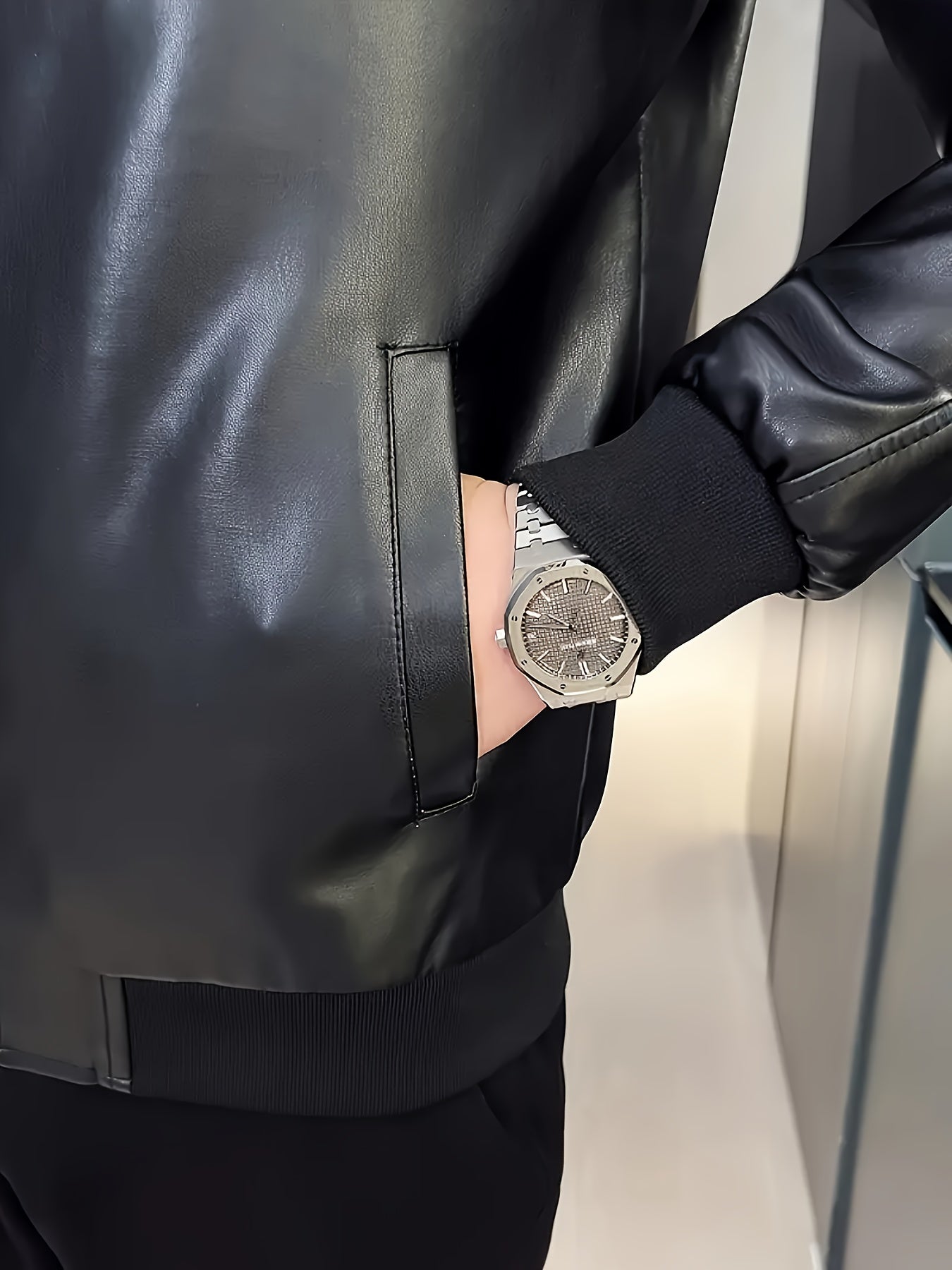 Zamonaviy erkaklar uchun qora PU charm ko'ylak, tasodifiy beysbol yelkasiga ega, zip-up cho'ntaklar, keng kesim va mashinada yuvish mumkin - tasodifiy kiyimlar uchun mukammal.