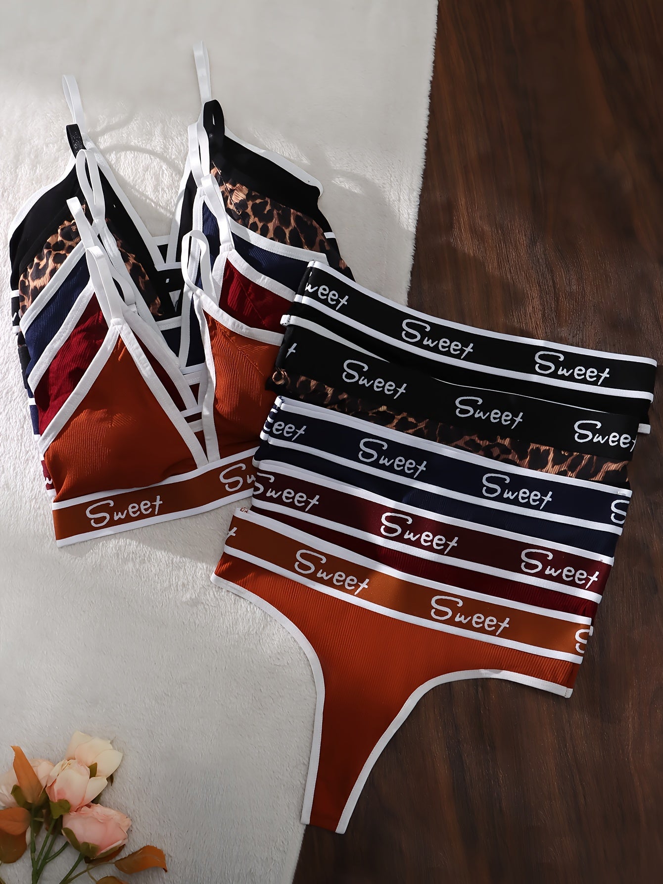 Ayollar uchun vintage uslubidagi 5 qismli ichki kiyim to'plami uchburchakli kubik sport brassiy va orqa qismi ochiq thongdan iborat. Polyester va elastan aralashmasidan tayyorlangan trikotaj mato.