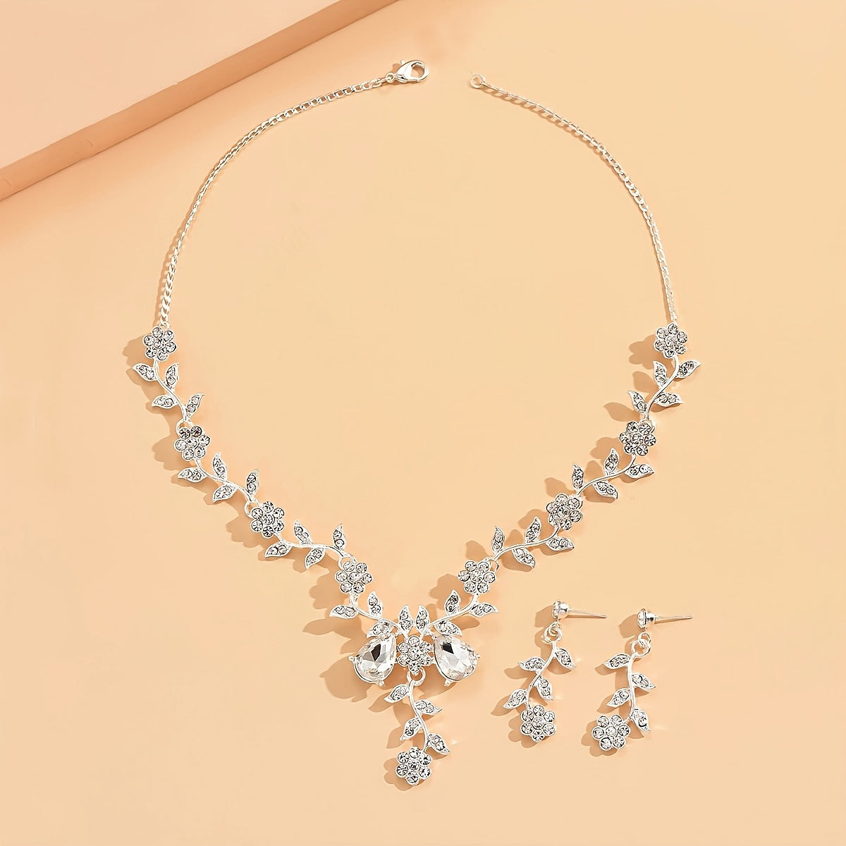 Uch dona bilaguzuk va bir taqinchoqdan iborat zamonaviy taqinchoq to'plami. Porloq kubik zirkonlar bilan bezatilgan, nozik gullar dizayni kumush yoki oltin ranglarida tanlovda mavjud. Kechki ziyofat kiyimingizga bir oz hashamat qo'shish uchun mukammal.